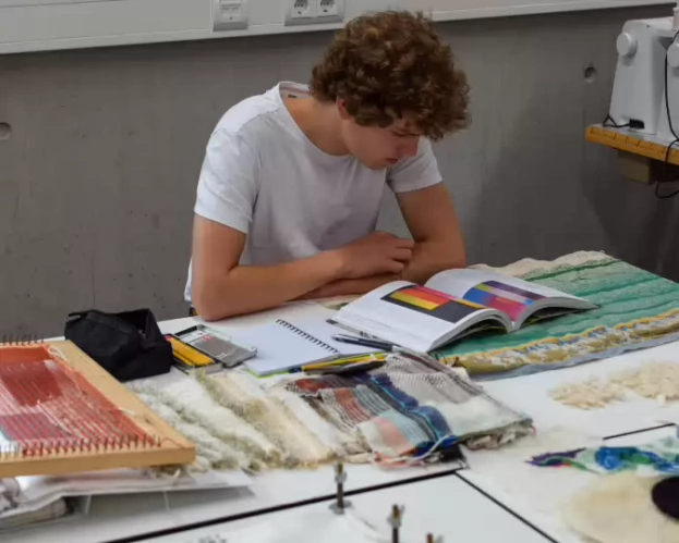Student in de textielwerkplaats