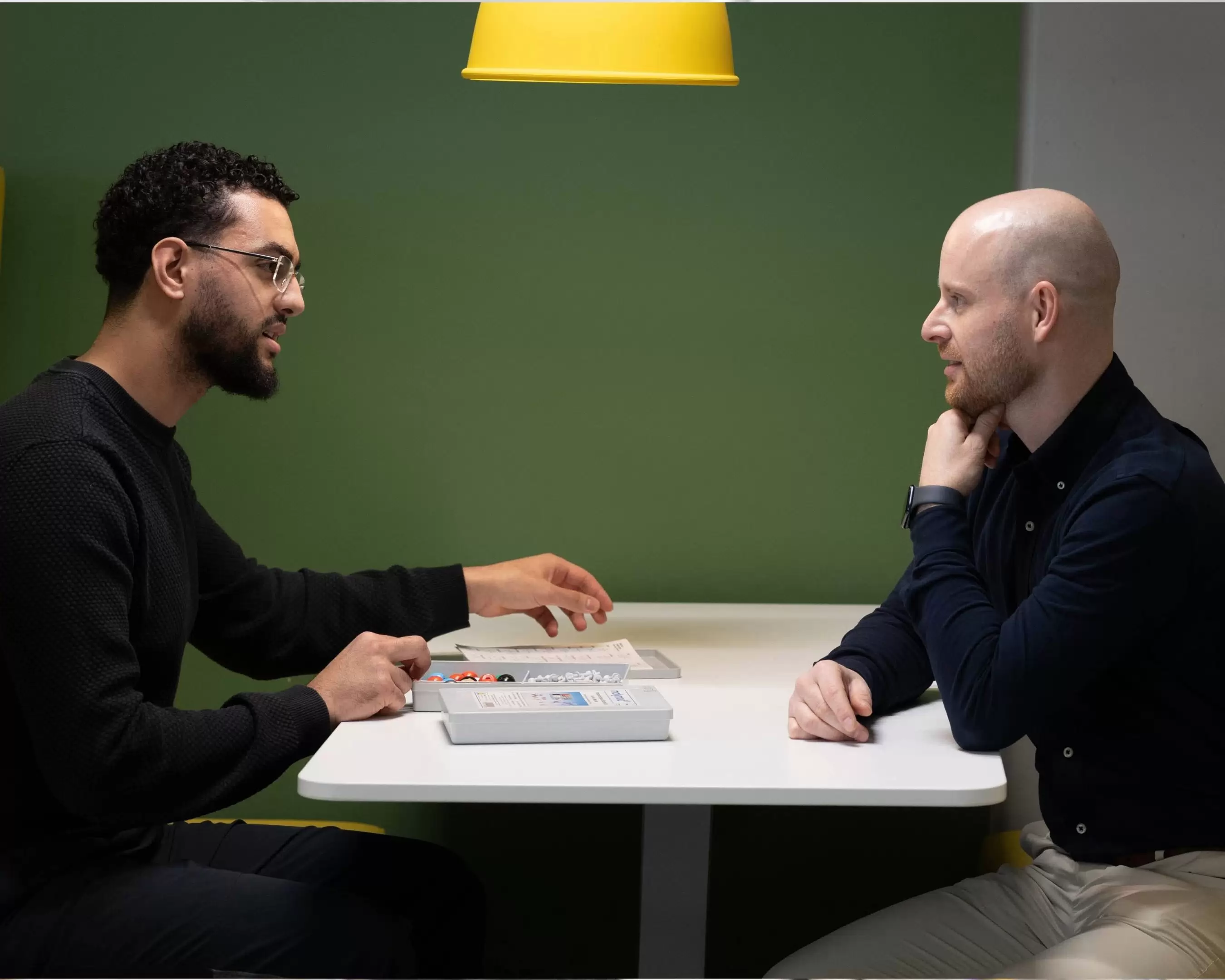 Docent en student leraar scheikunde in gesprek met elkaar