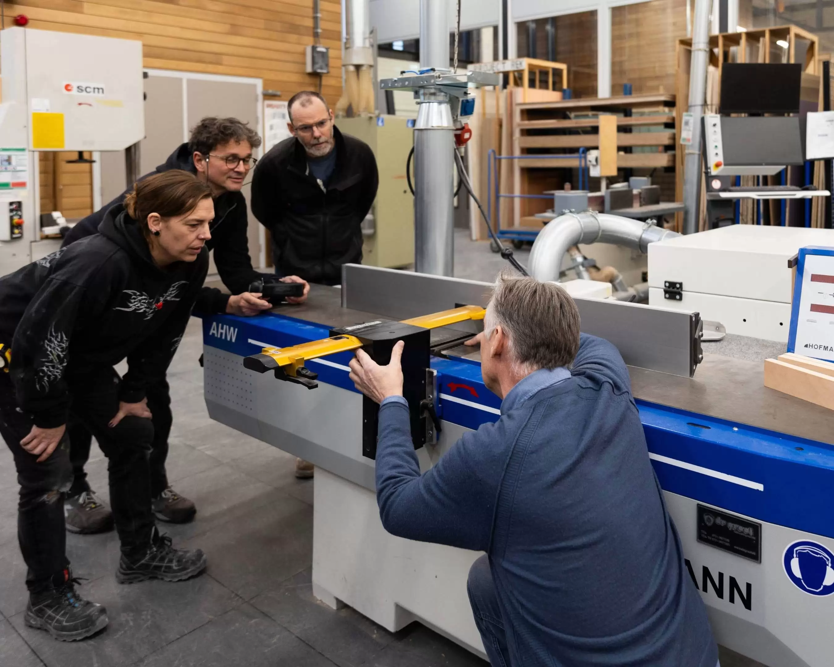Studenten leraar technisch beroepsonderwijs bij een machine