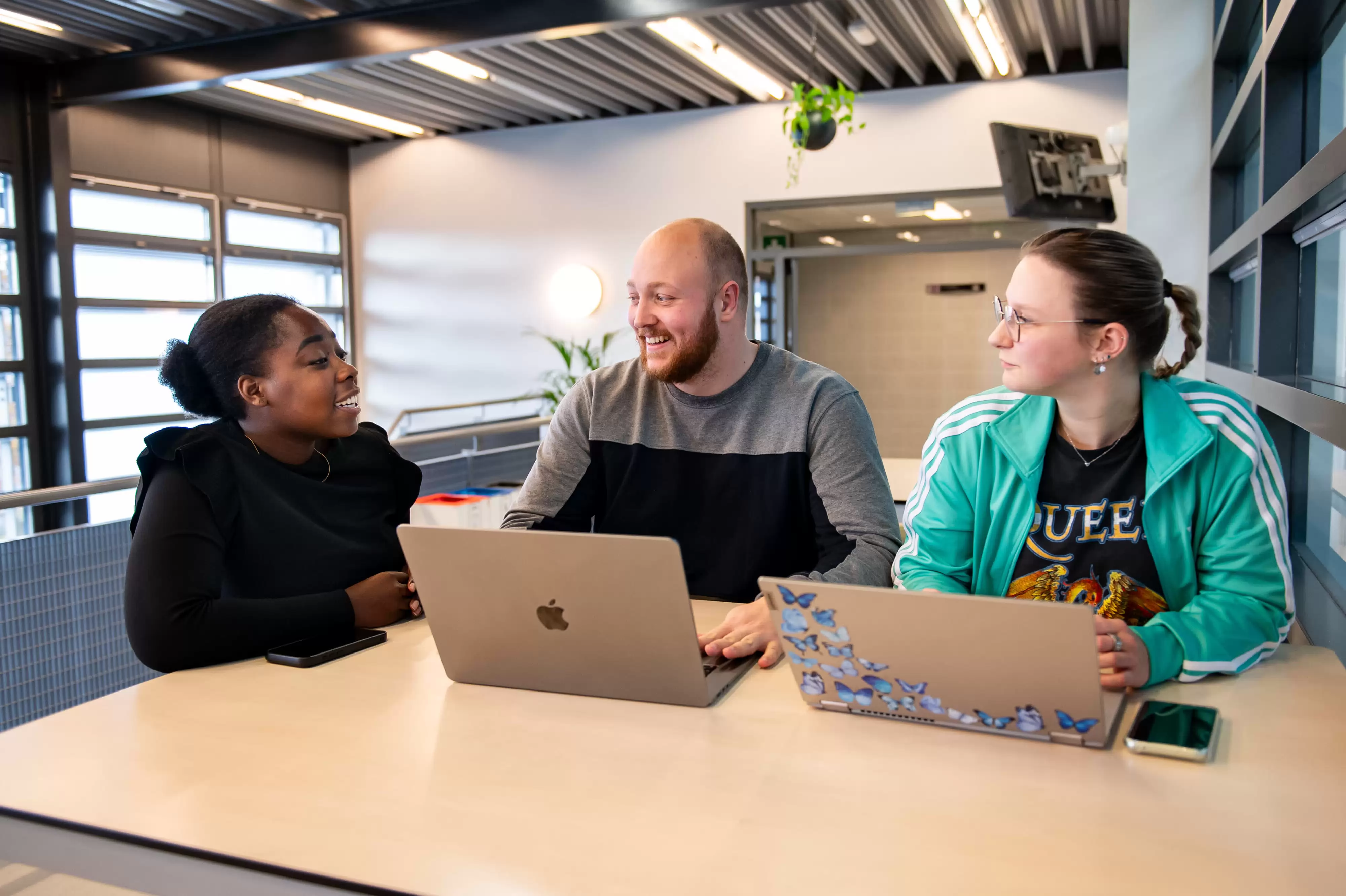 professionals achter laptops