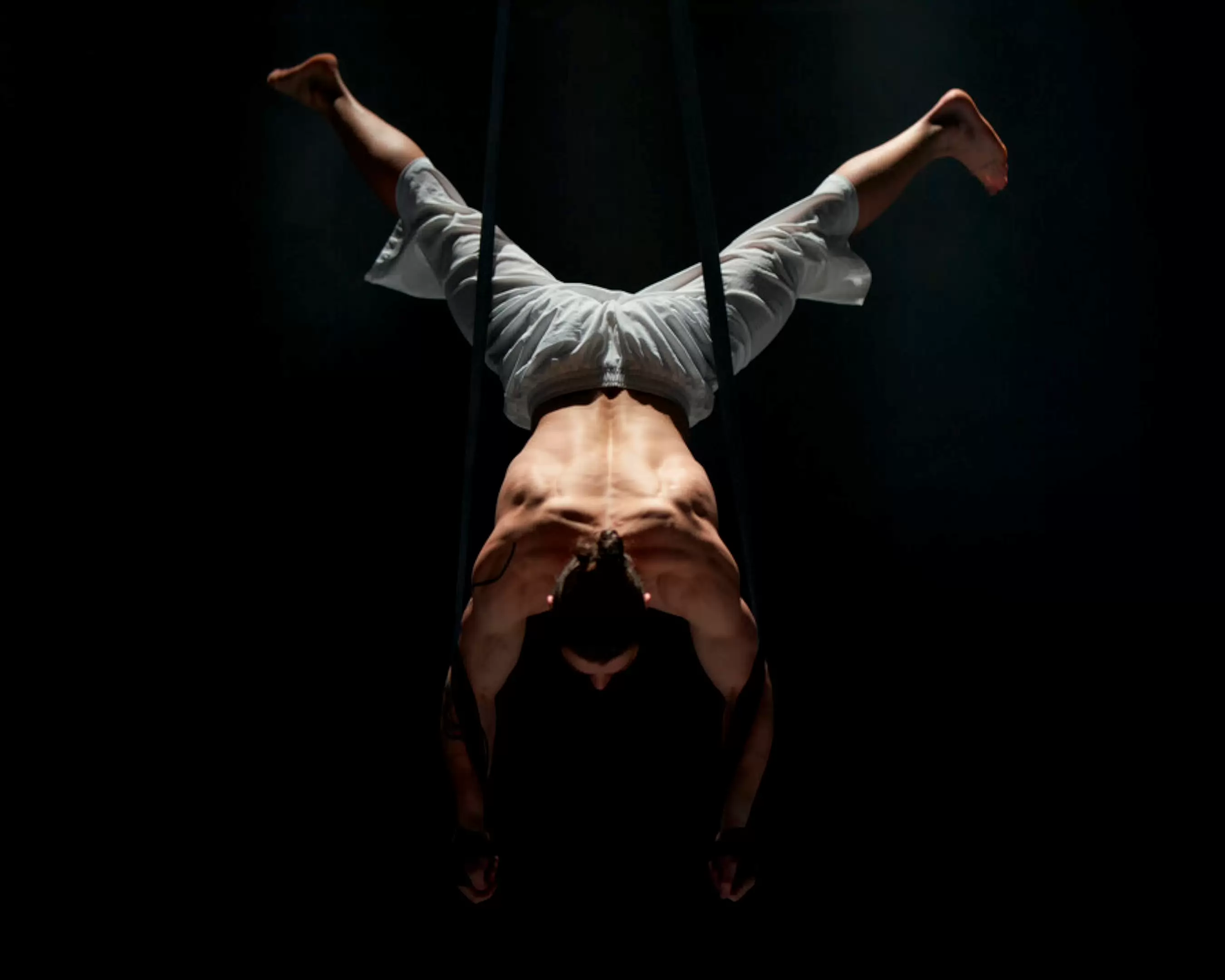 A student from the HBO course Circus and Performance Art performs an act on the trapeze
