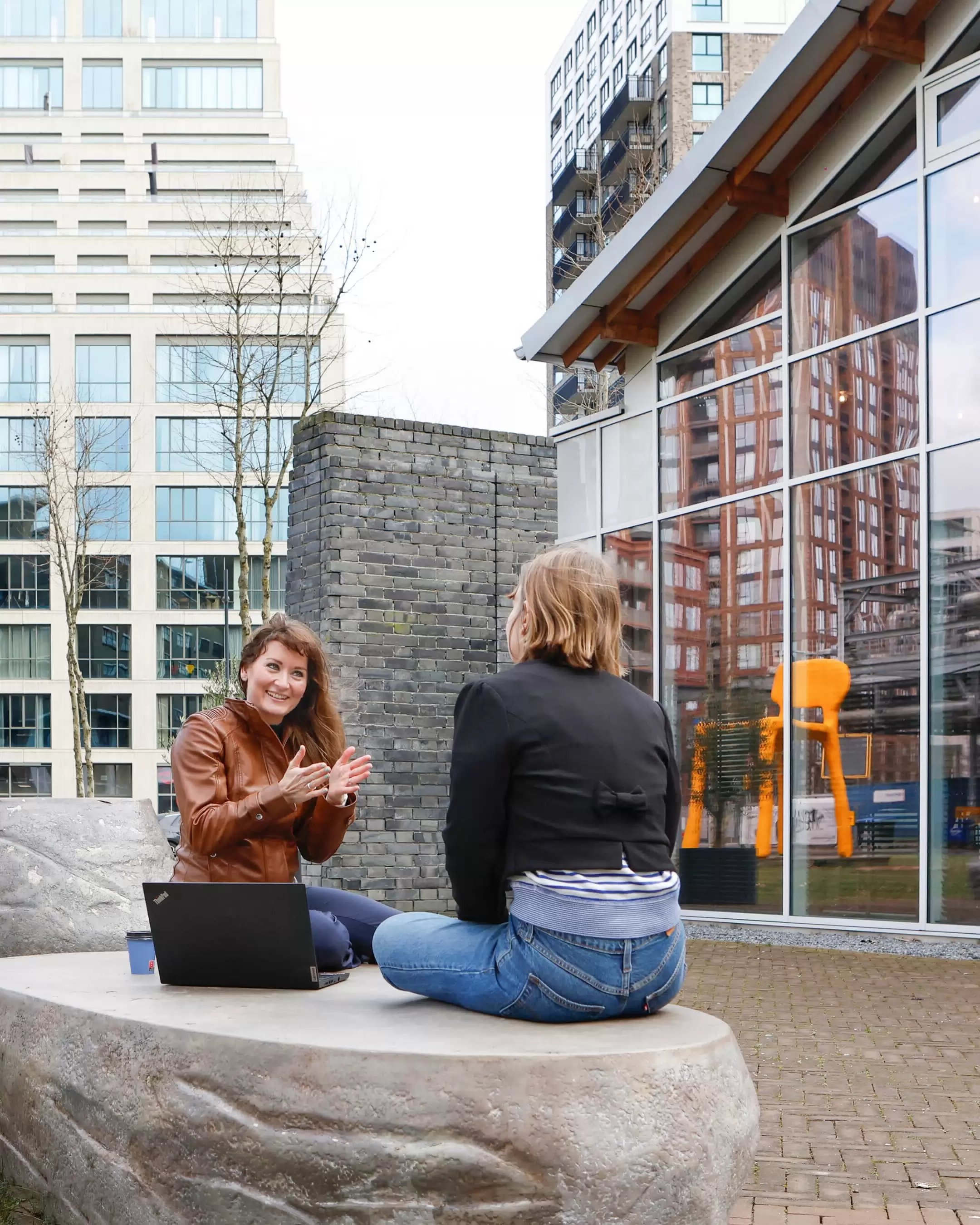 Twee professionals in geanimeerd gesprek over maatschappelijke thema's