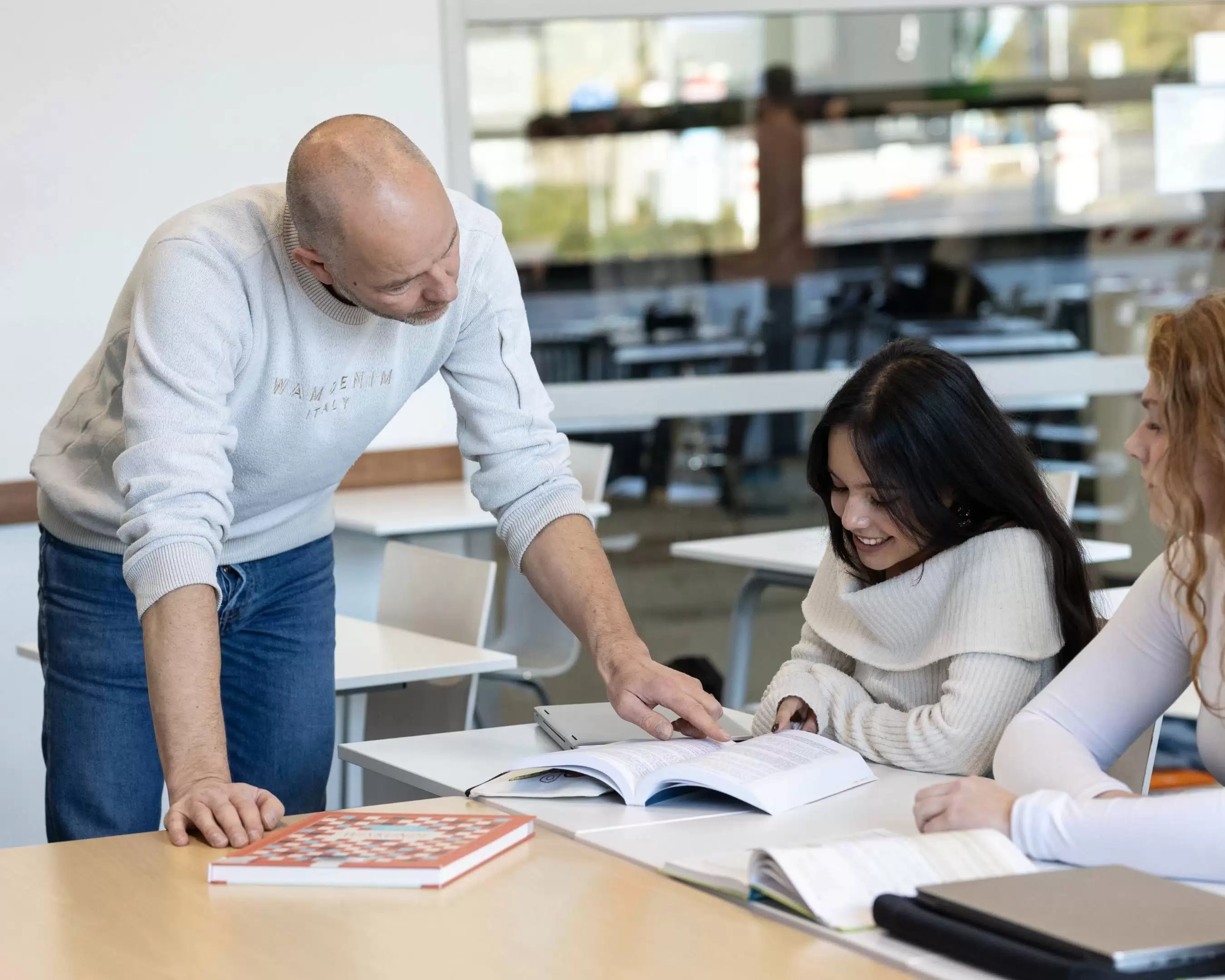 Een student Leraar Natuurkunde in een lokaal