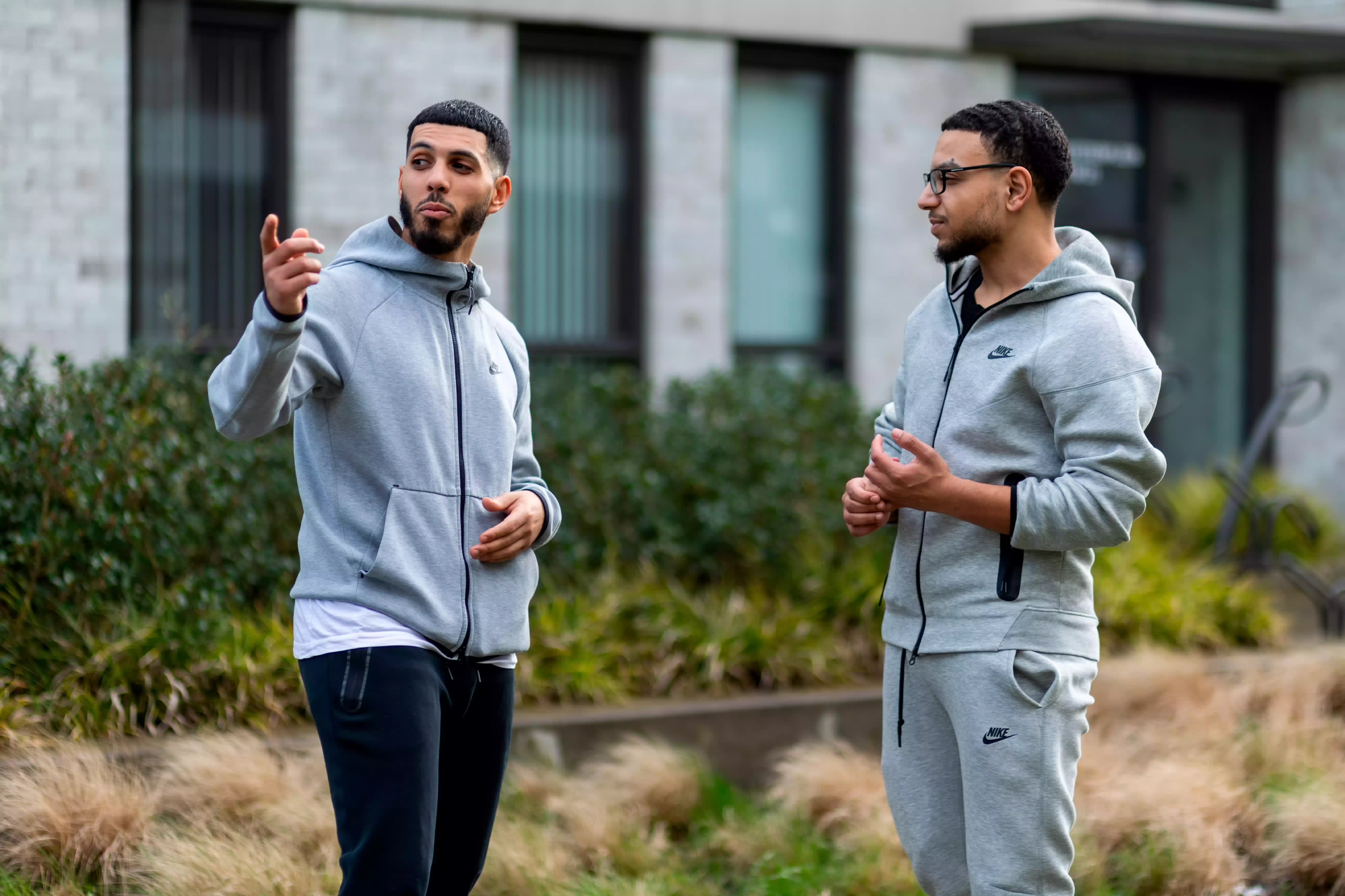 alumnus sociaal werk aan het werk in de wijk als jongerenwerker