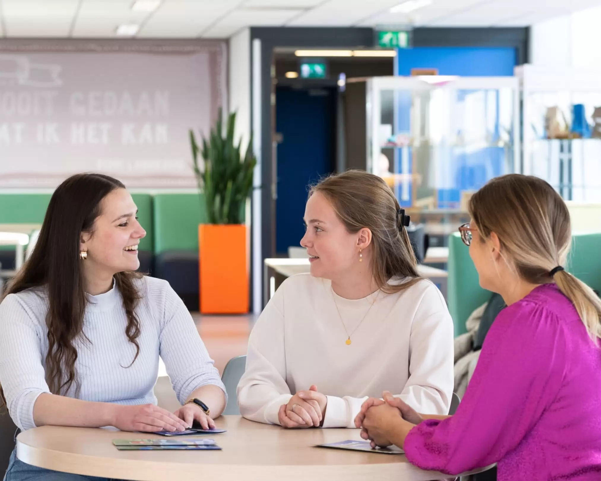 Student en docenten Orientatiejaar in gesprek