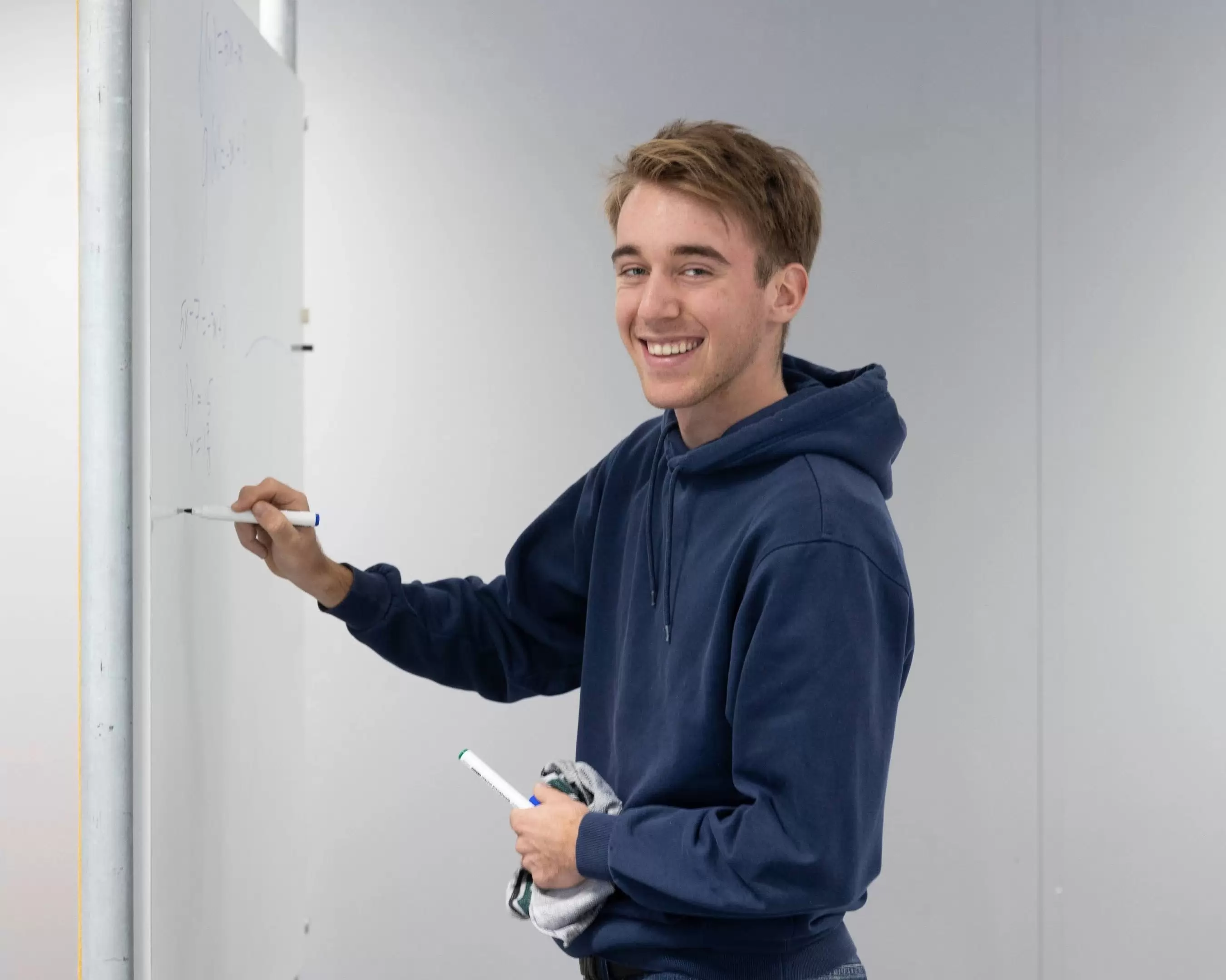 Student opleiding Leraar Natuurkunde een opdracht voor natuurkunde aan het uitvoeren.