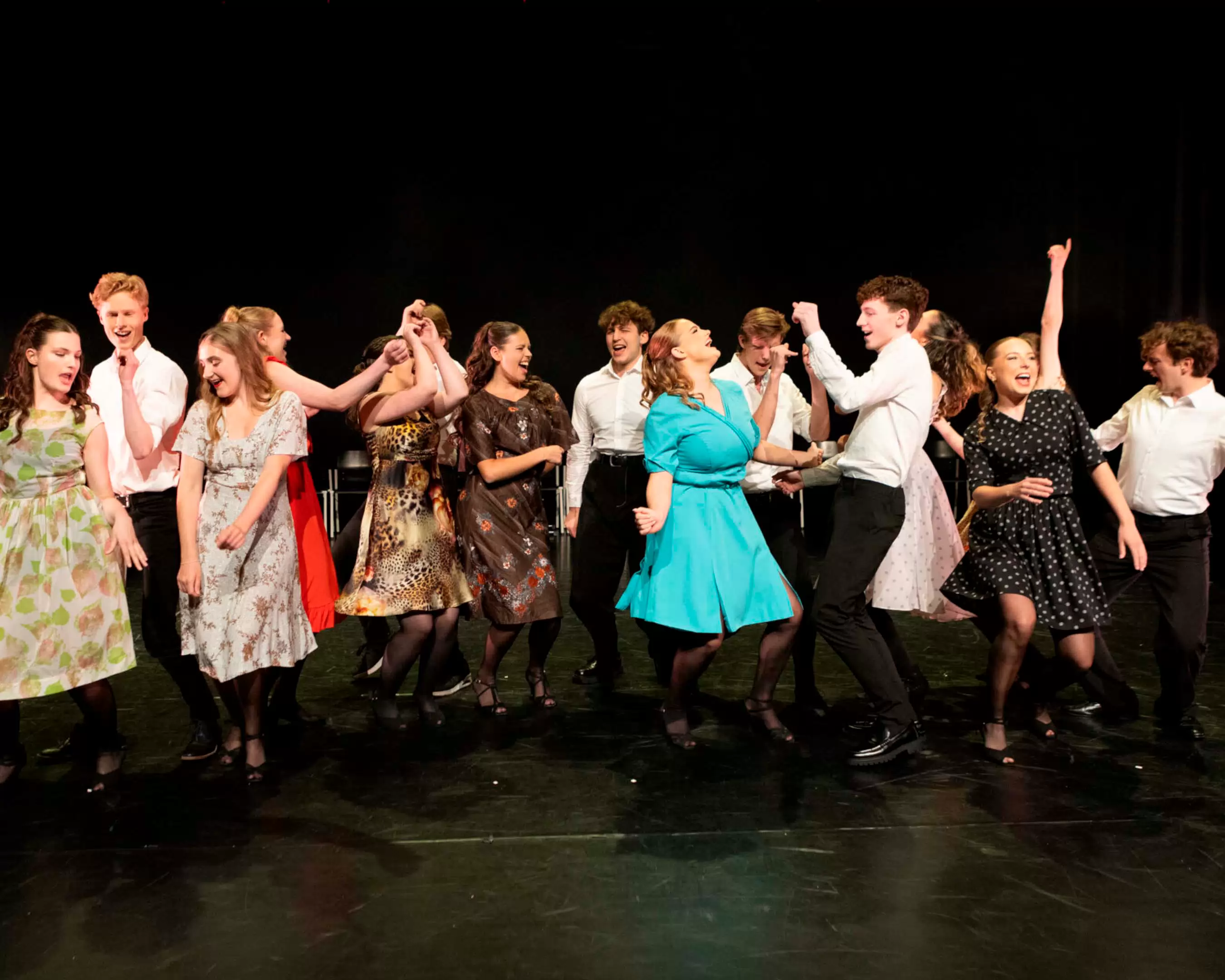 Foto van de groepsvoorstelling van musicaltheater 'Rent'