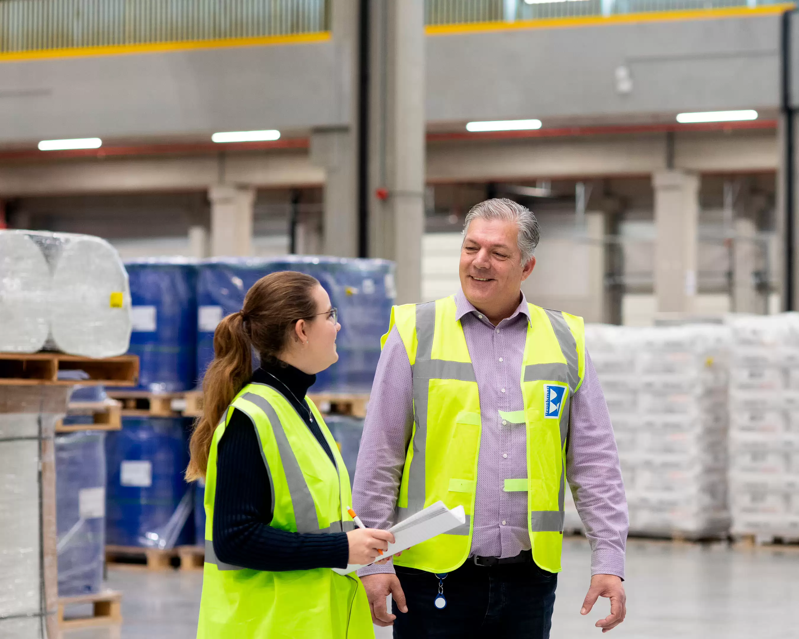 Student logistiek spreekt op bedrijfslocatie medewerker uit het werkveld 