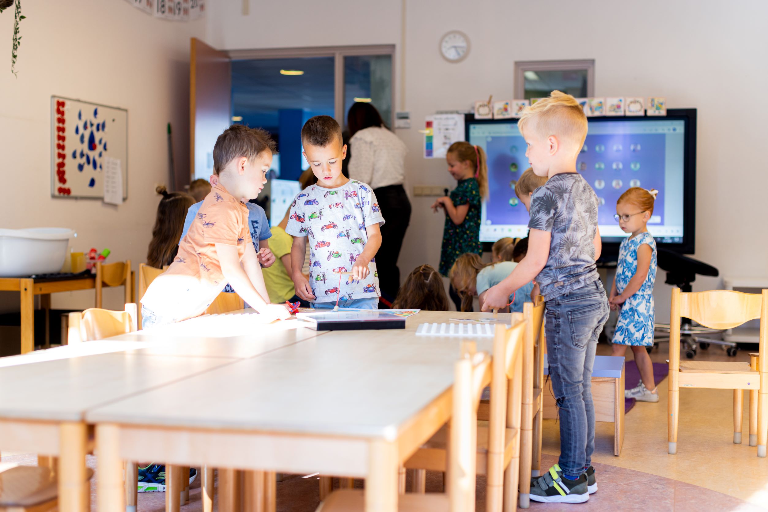 Een groep kinderen in de les op een basisschool