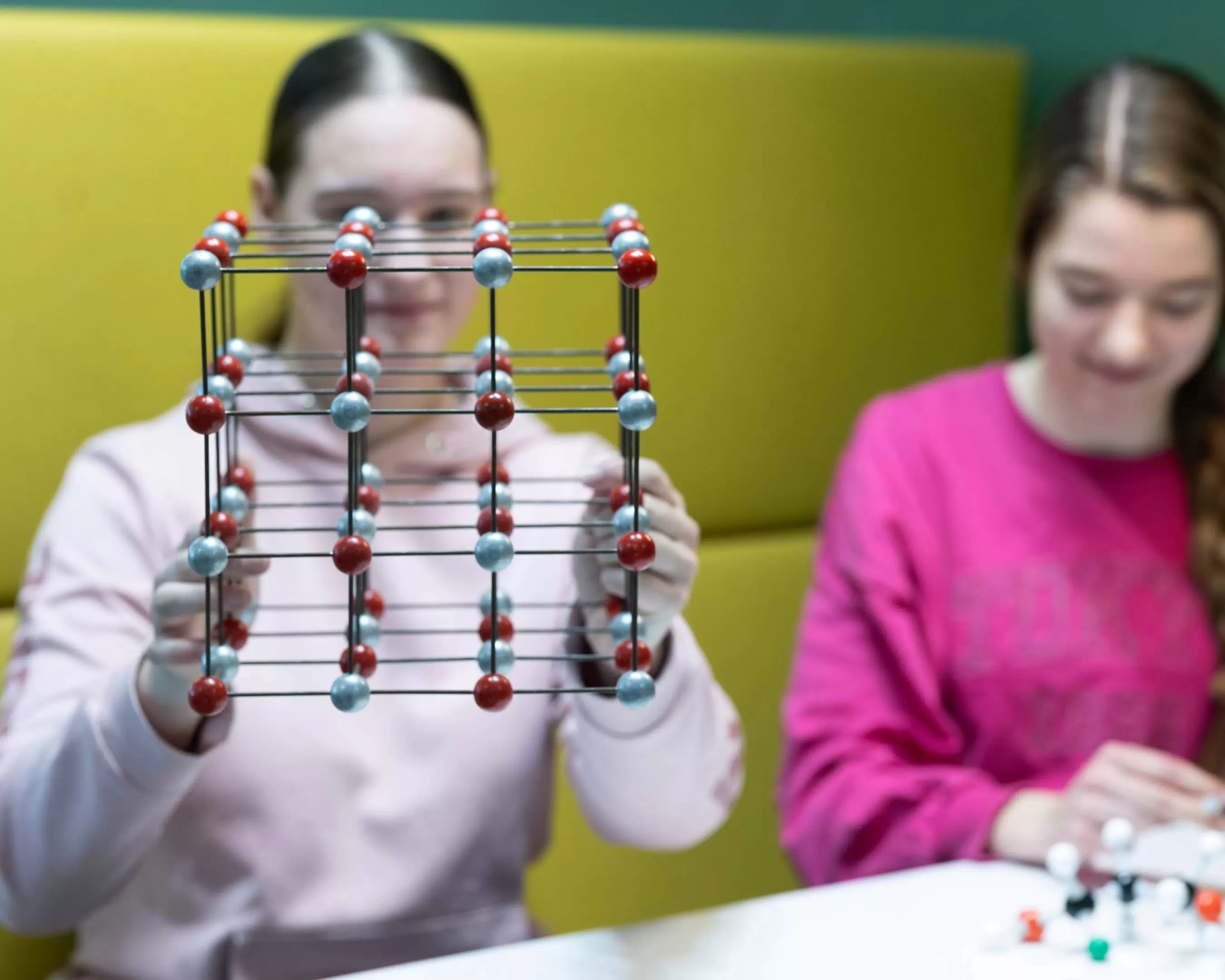 Studenten Leraar Scheikunde aan de slag met scheikundige objecten