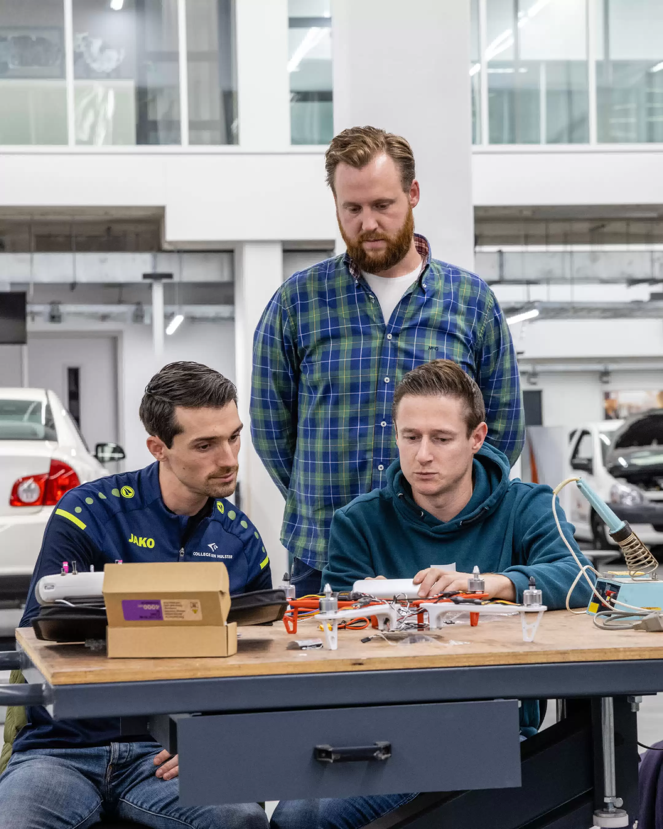 Docent Technisch Beroepsonderwijs met studenten