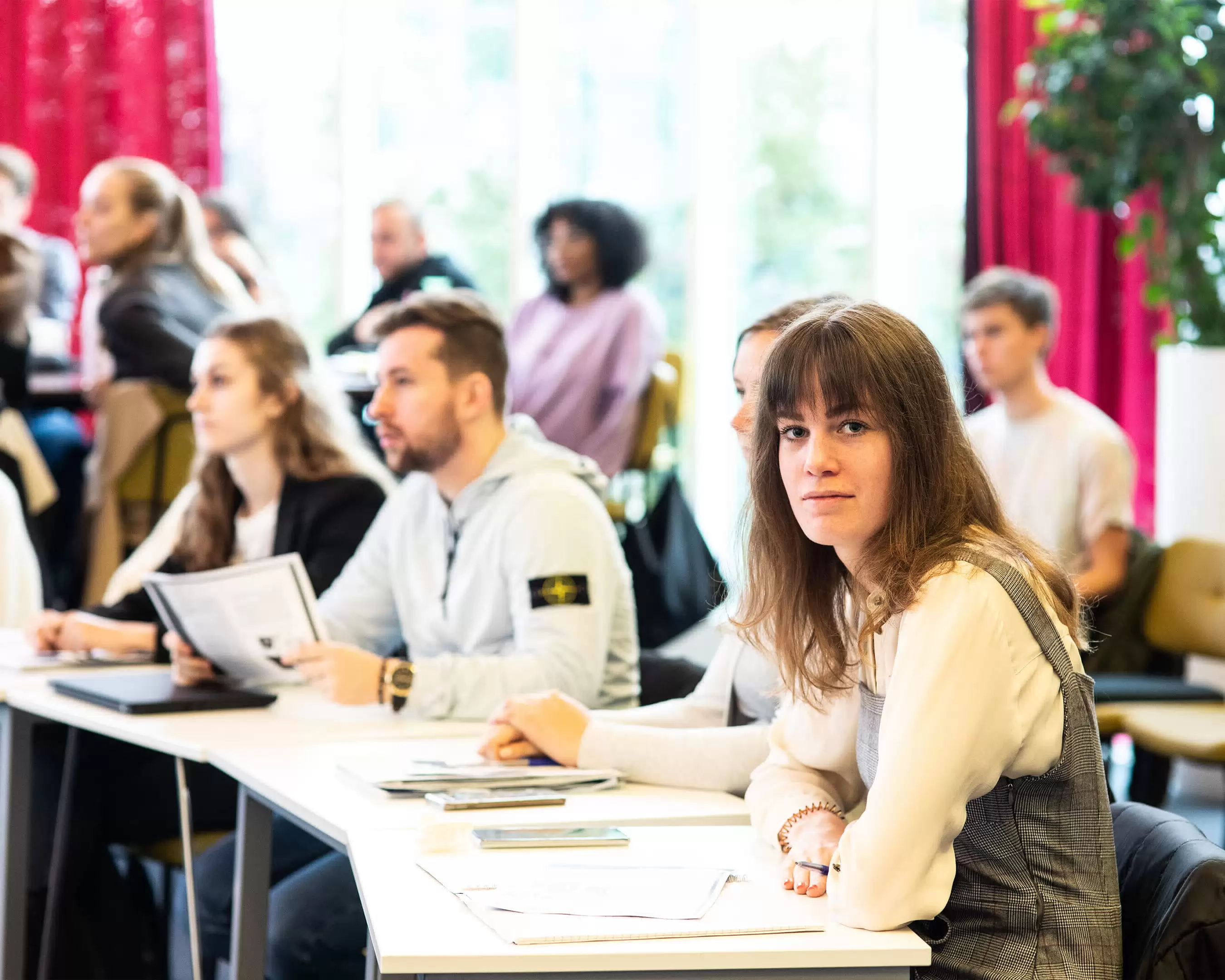 Studenten aan het studeren in de klas