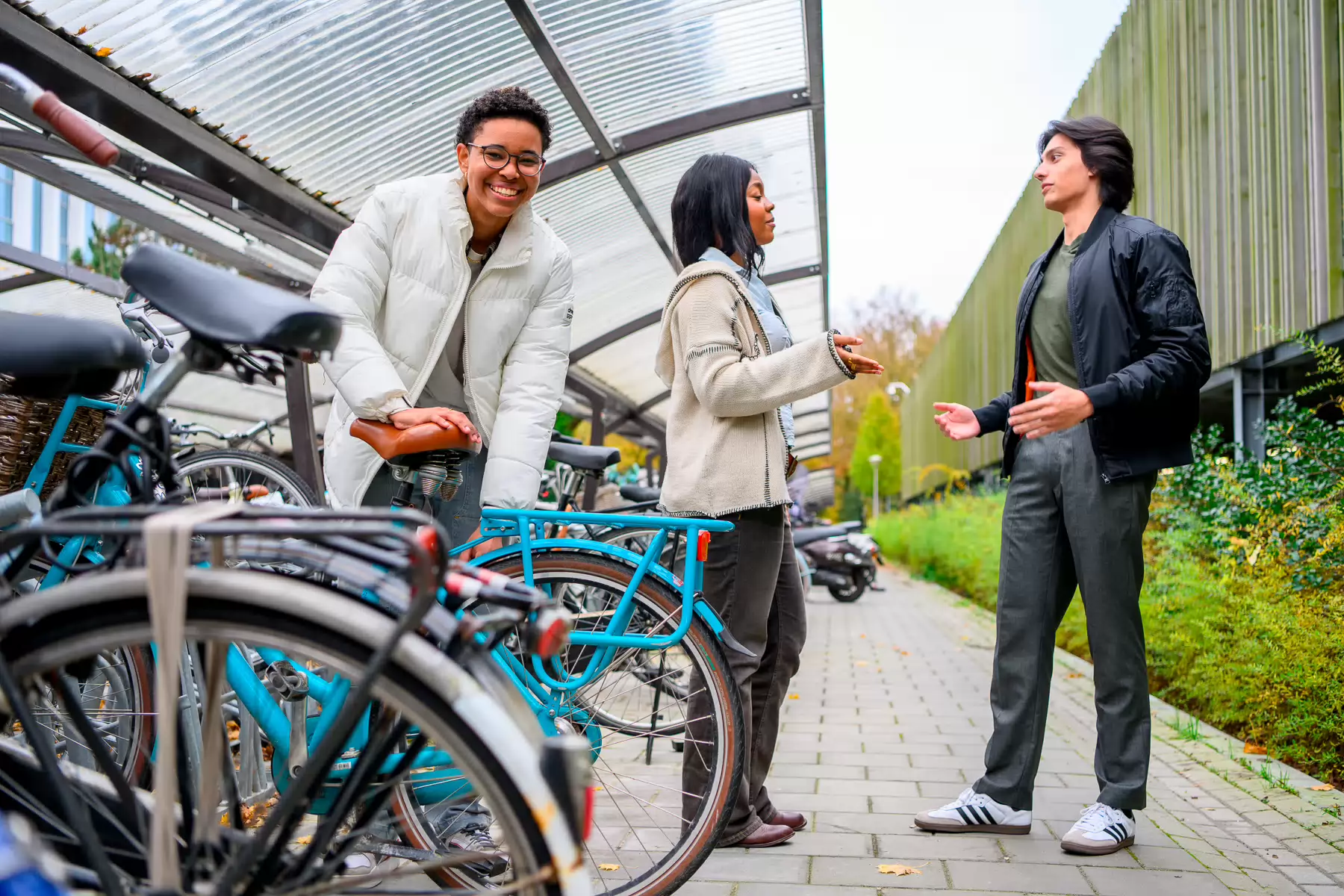 Student locking her bike at Fontys.