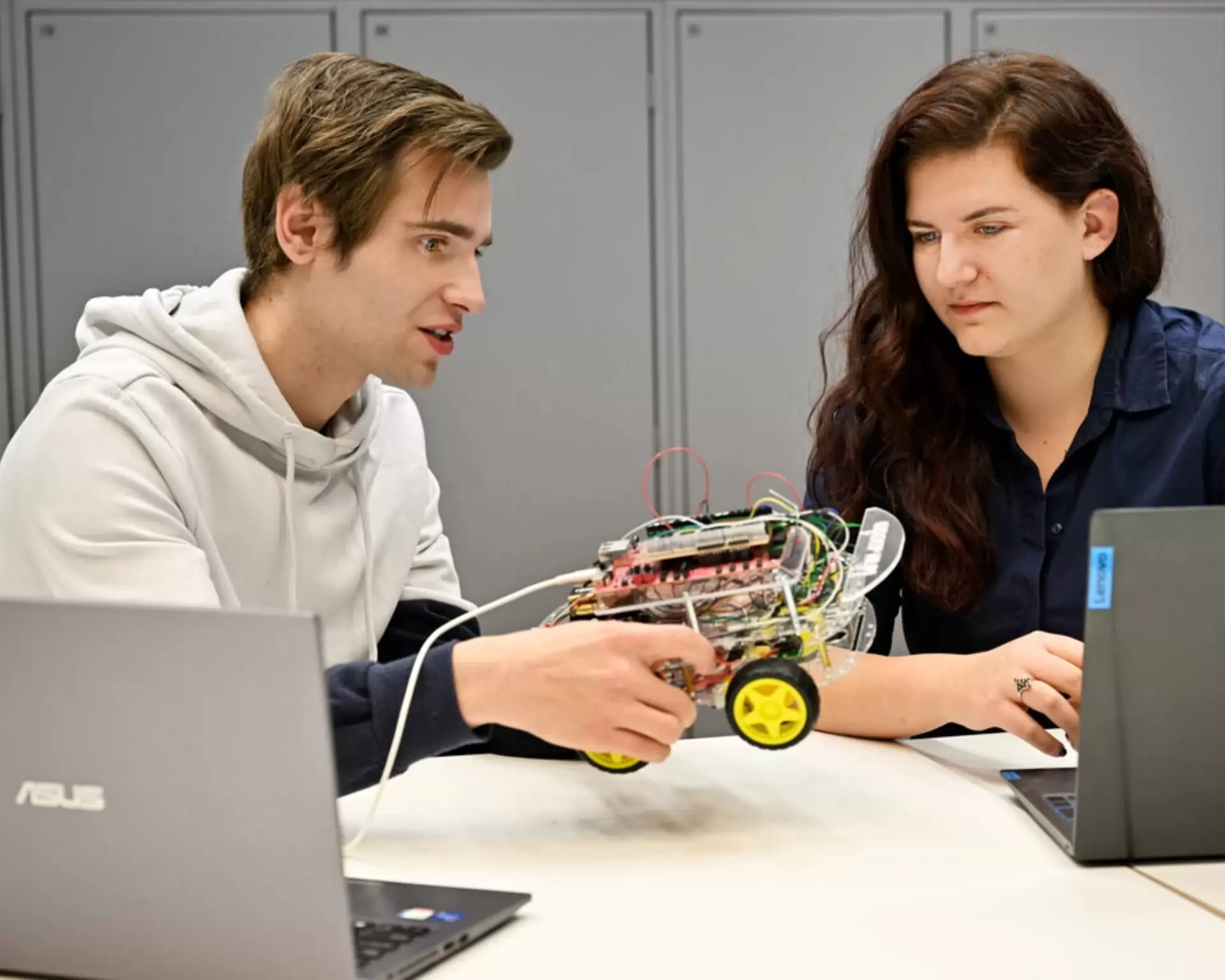 Studenten Elektrotechniek werken samen aan een project