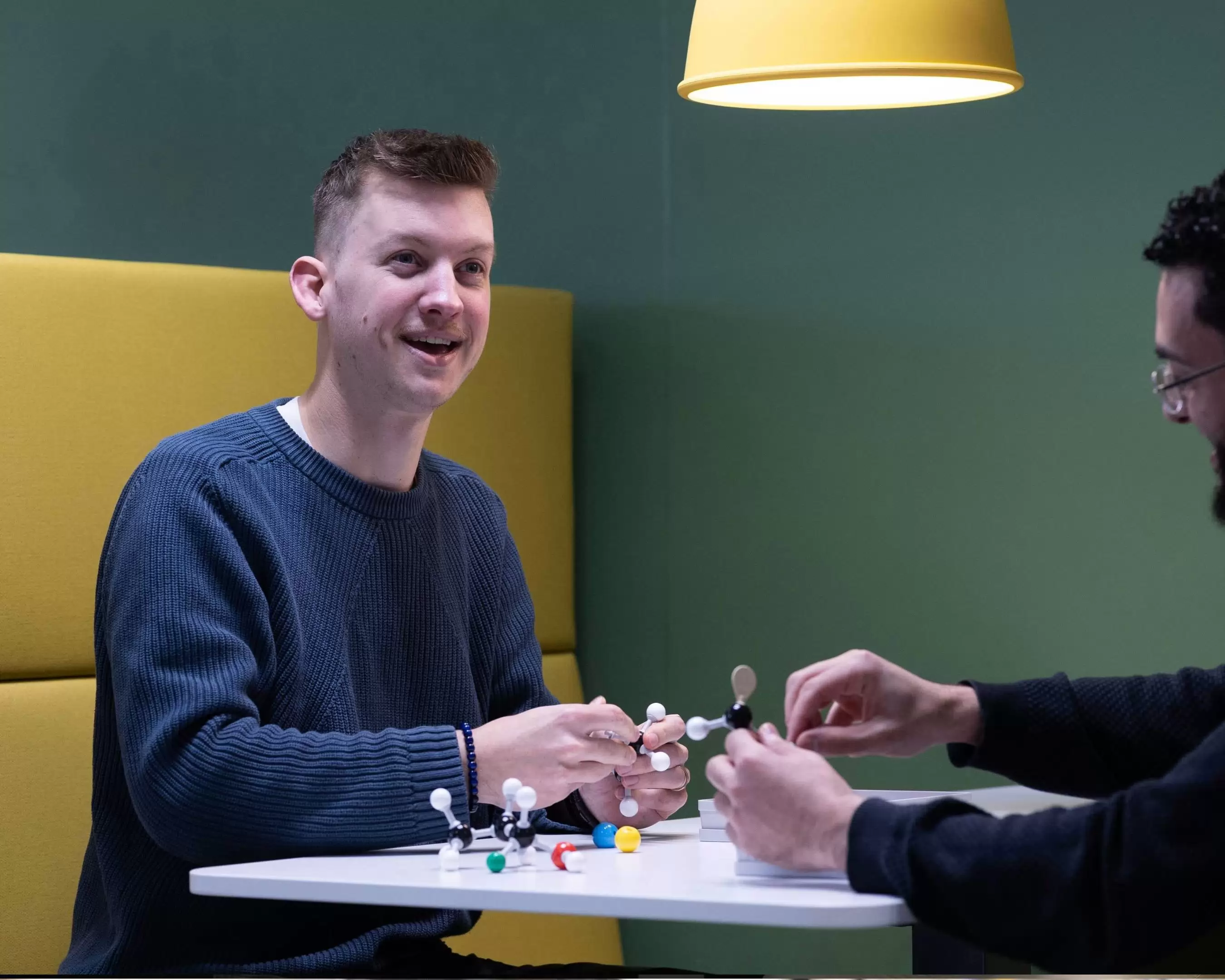 Student en docent in gesprek met elkaar