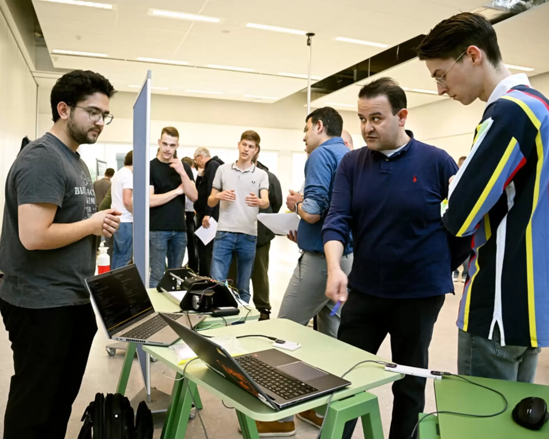Studenten van de deeltijdstudie Elektrotechniek werken aan een project