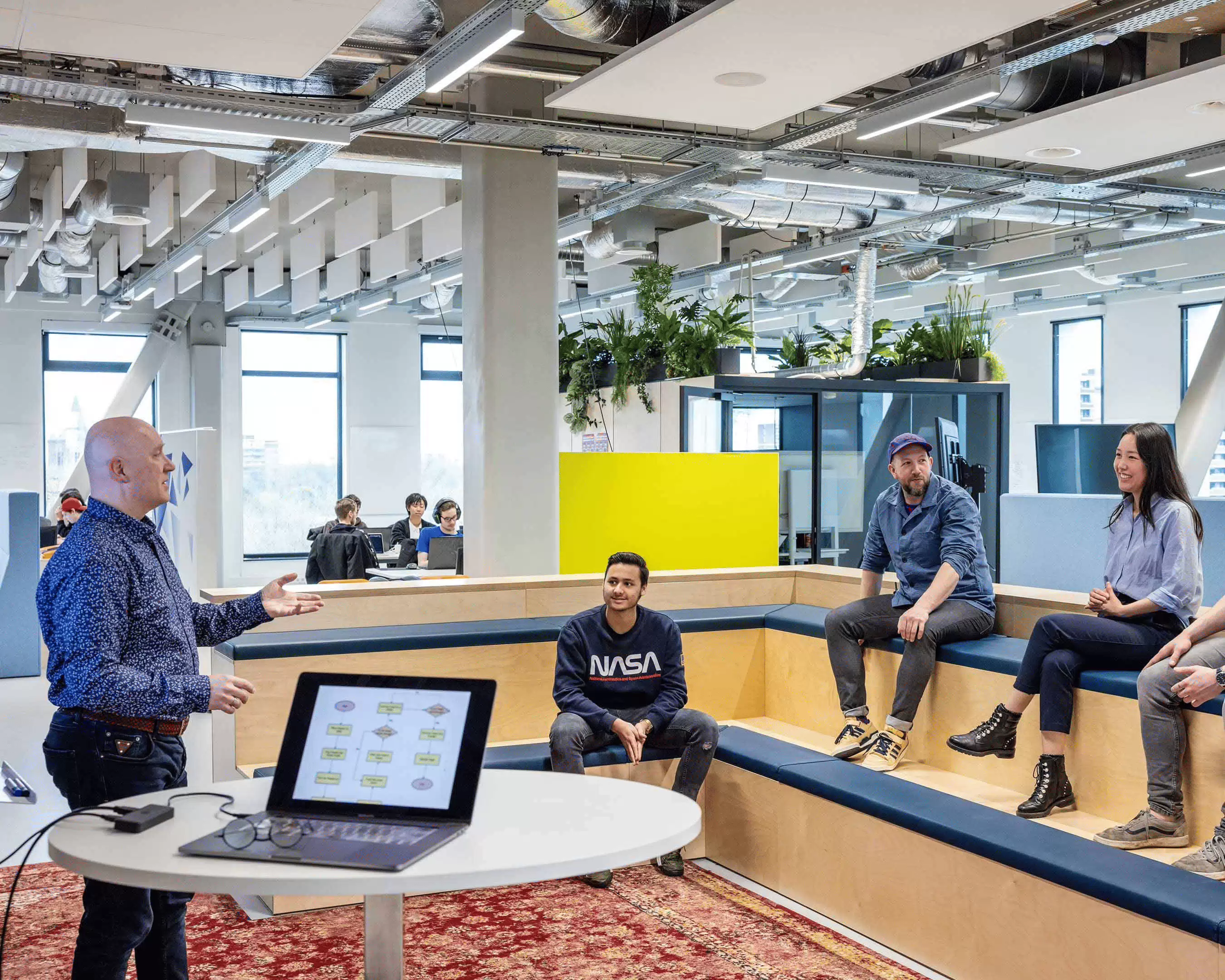 Docent Ad ICT geeft les aan groep studenten