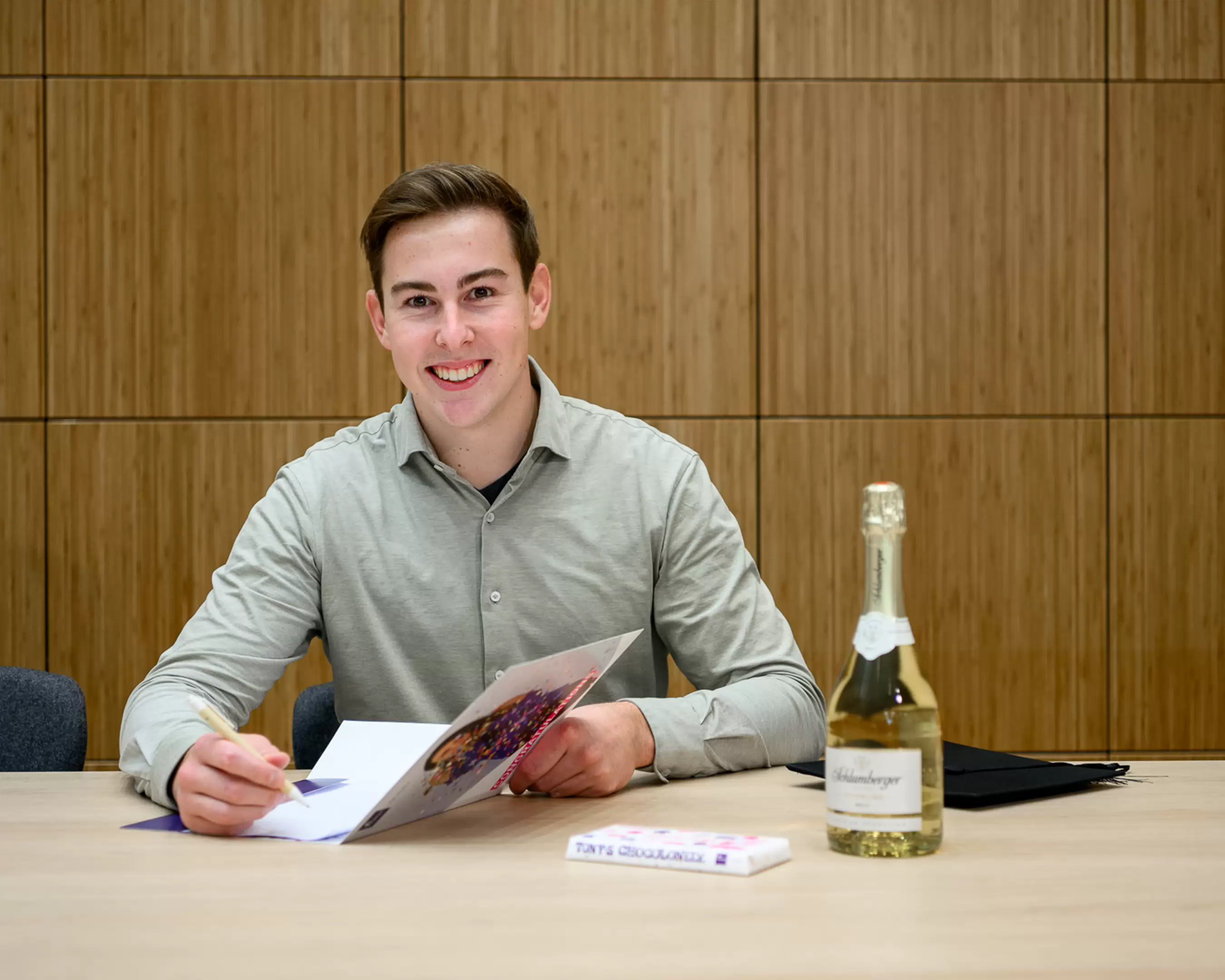 Twee studenten lopen in overleg met elkaar op de campus voor de opleiding Finance & Control