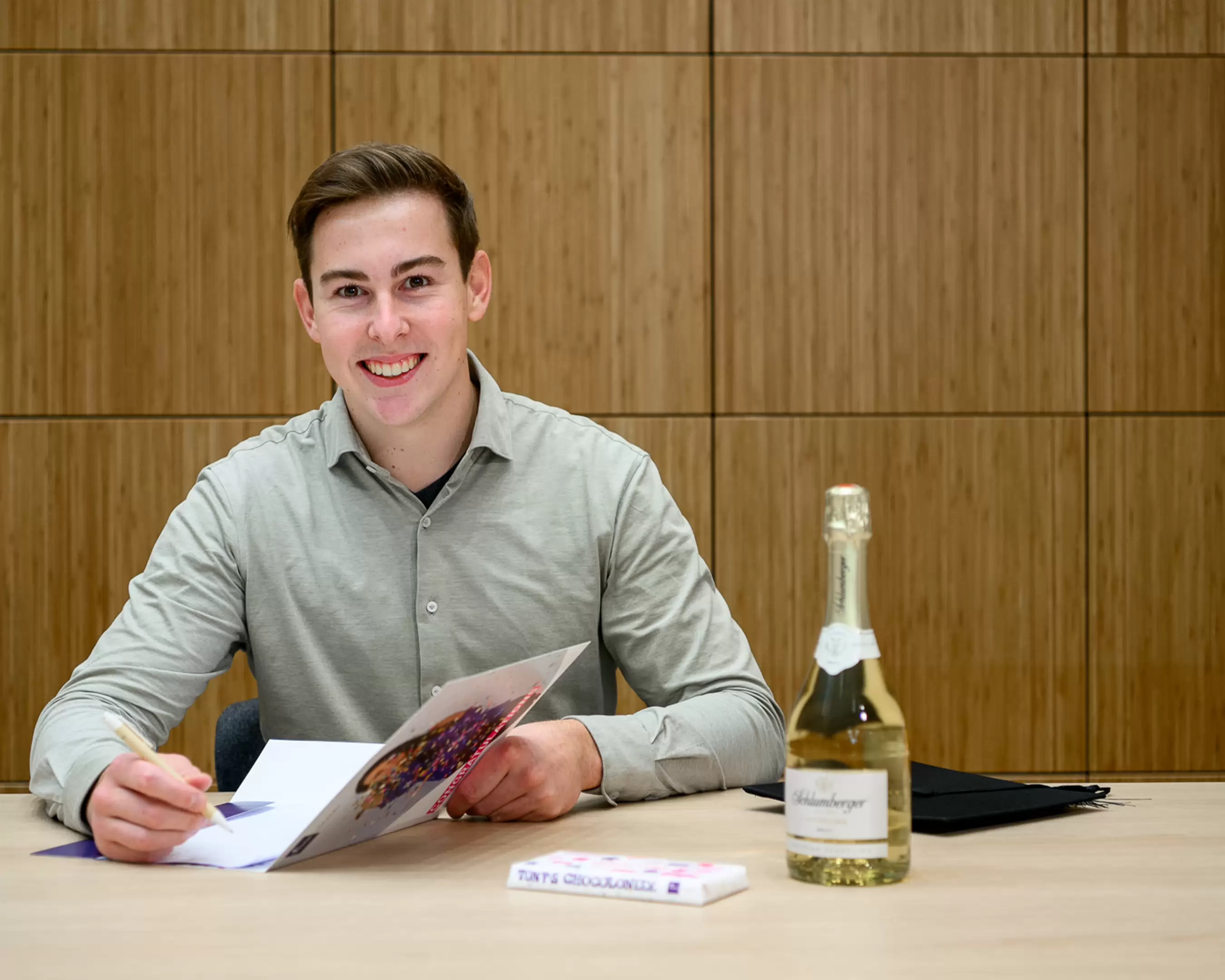 Studenten met elkaar in gesprek en lopen buiten voor de opleiding Finance, Tax and Advice.