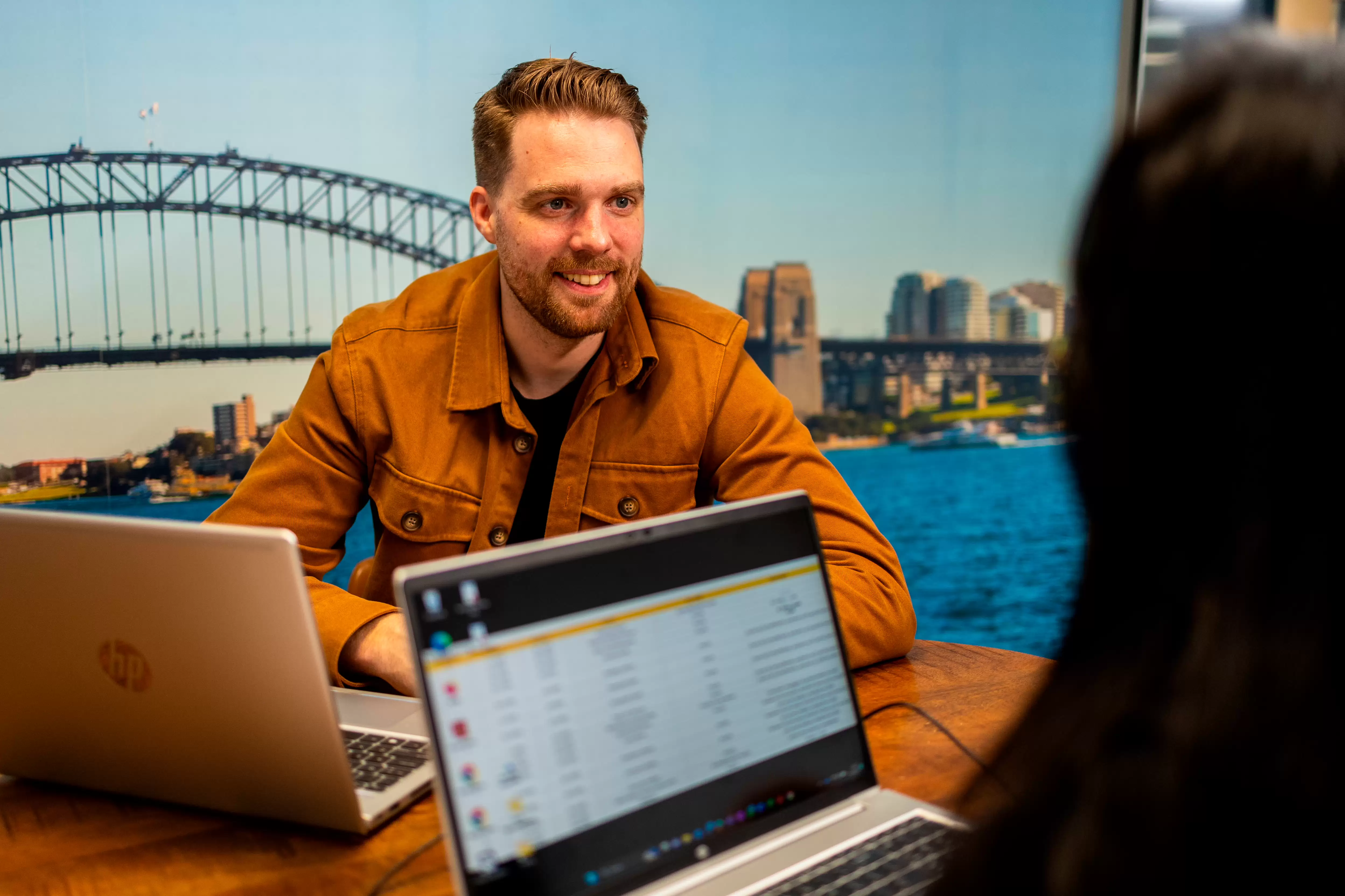 afgestudeerde aan het werk met dak- en thuisloze 
