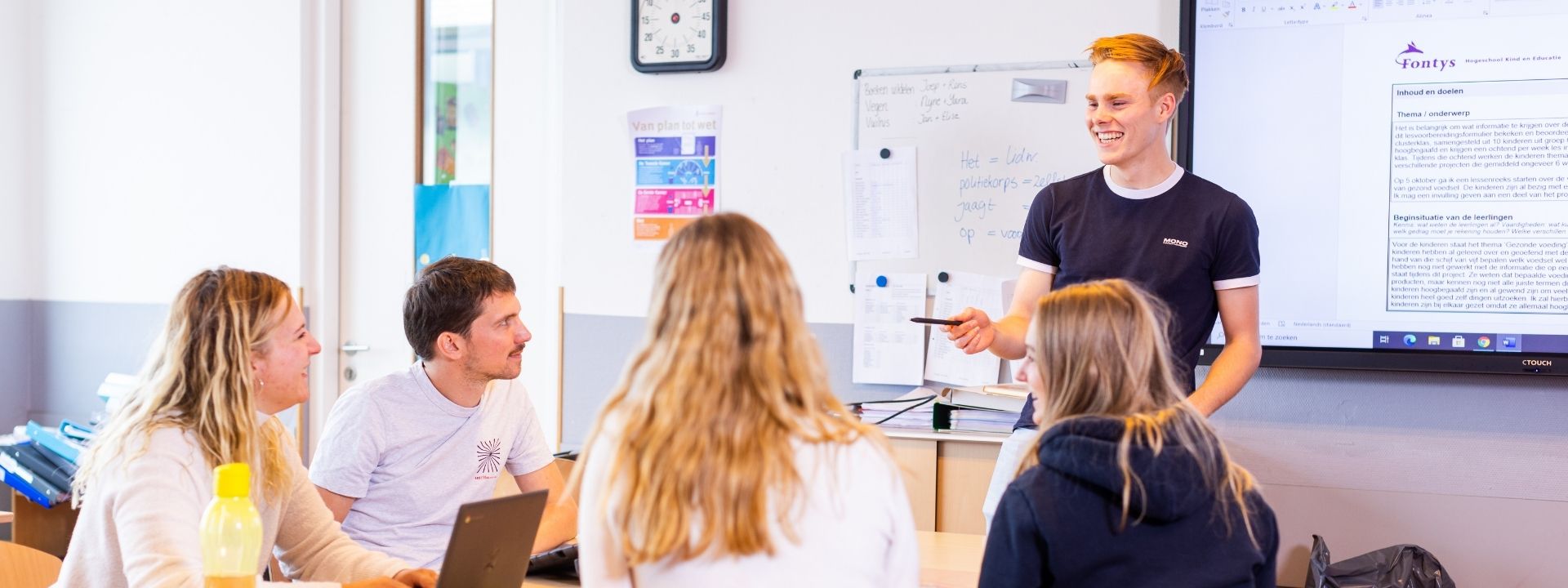 Een groep studenten die samen studeren