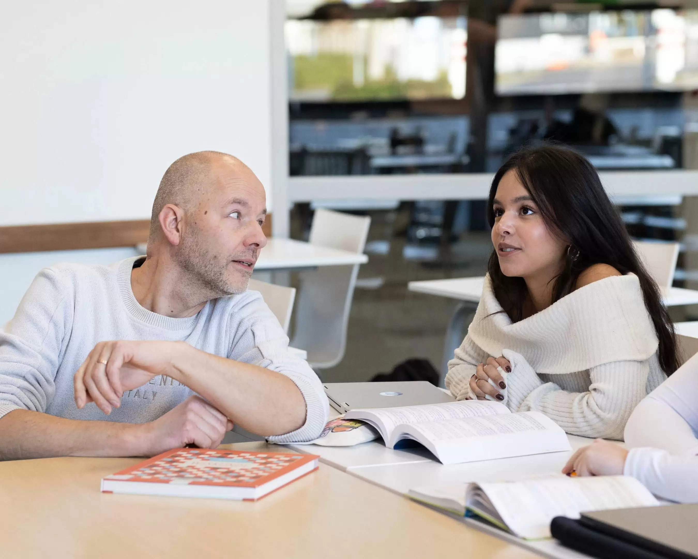 Drie studenten Leraar Godsdienst zijn met elkaar in gesprek