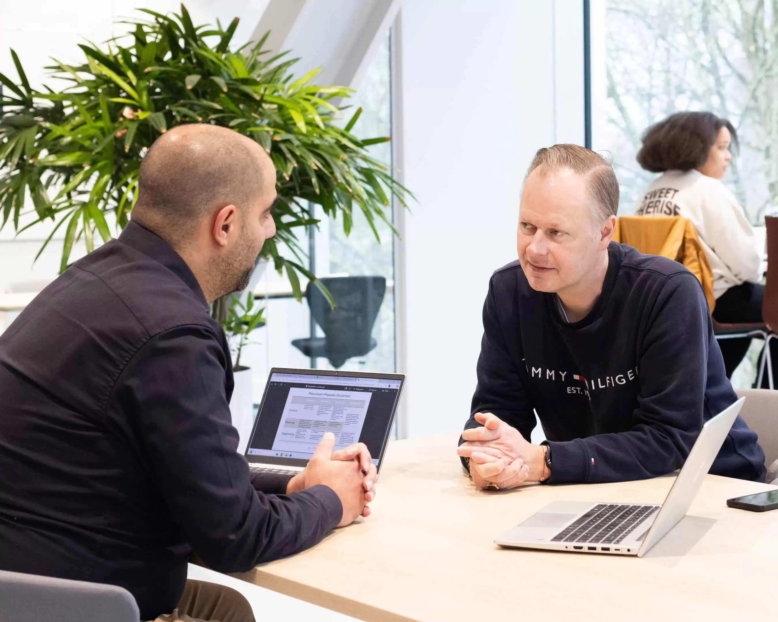 Student en docent in gesprek