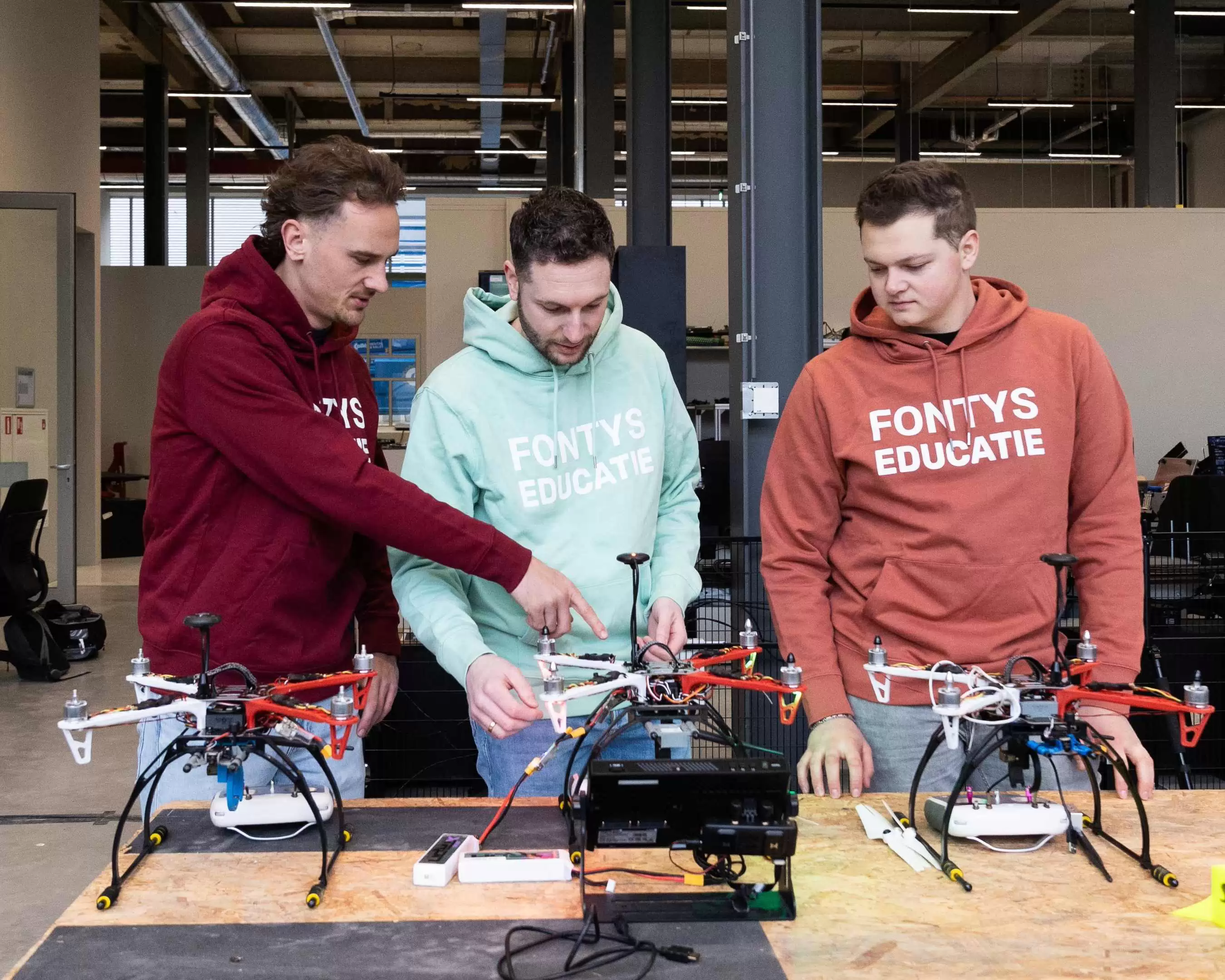 Studenten bij een drone
