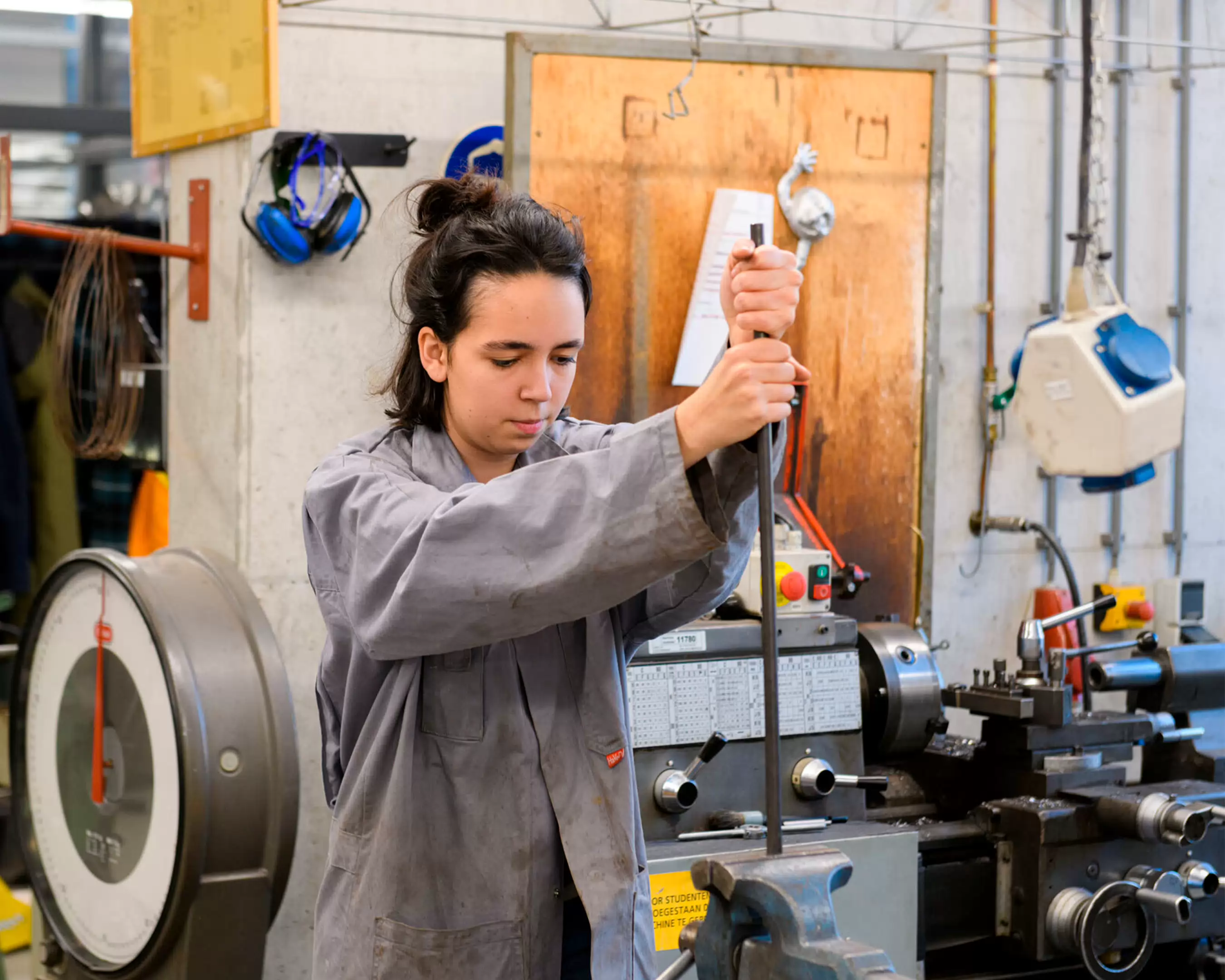 student in metaalwerkplaats