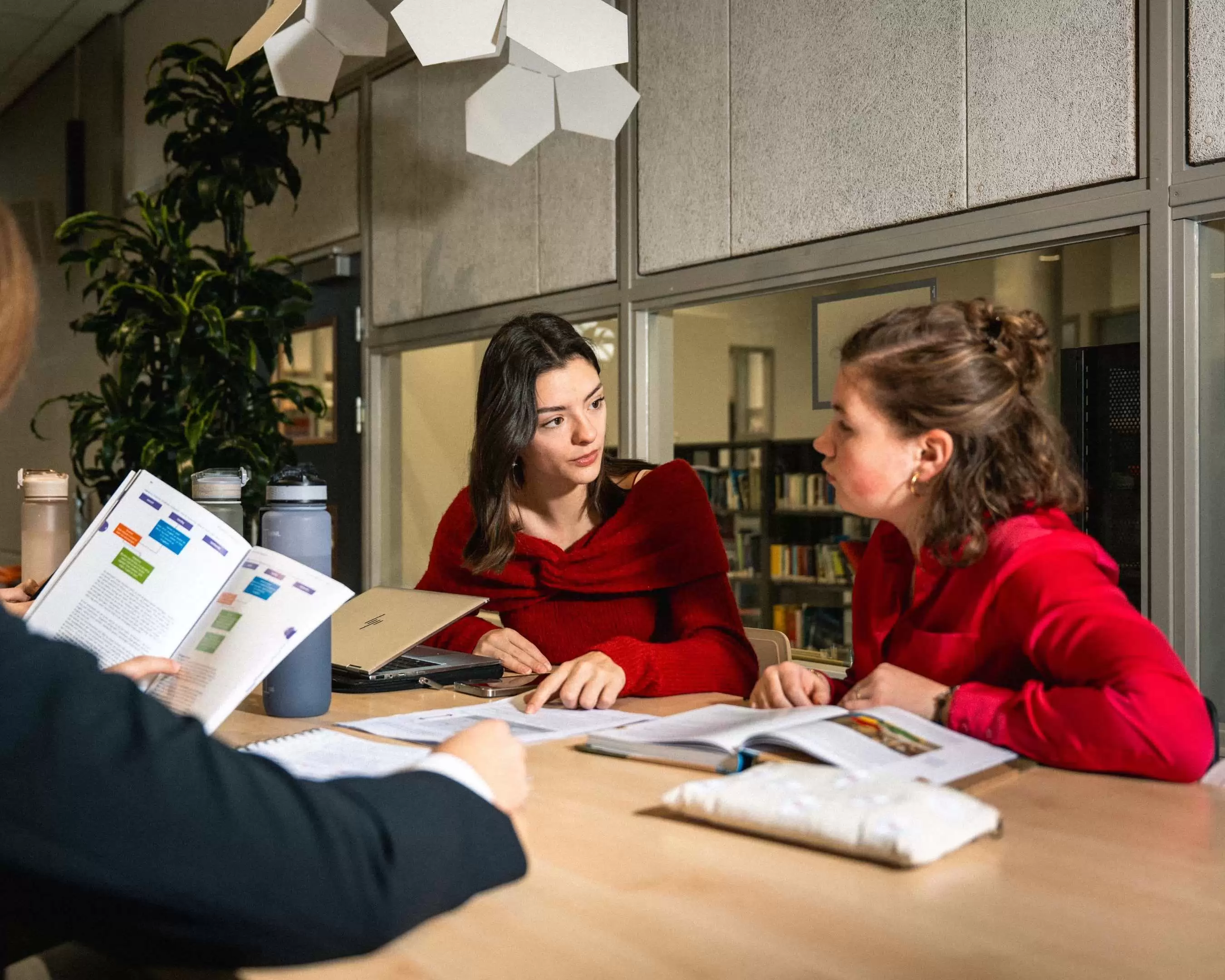 Studenten in overleg met elkaar