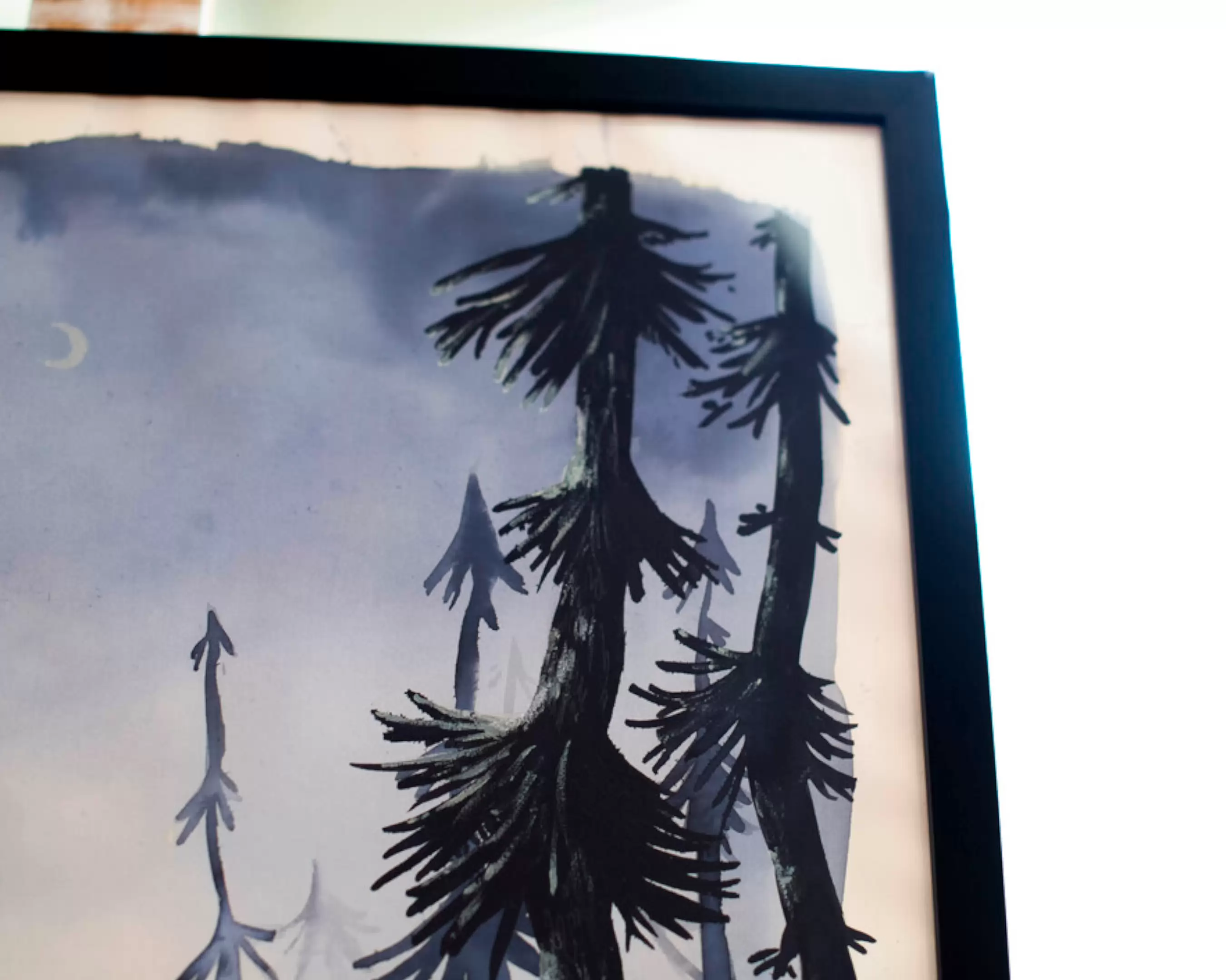 Je ziet een schilderij met blauwe tinten en en een zwarte palmboom