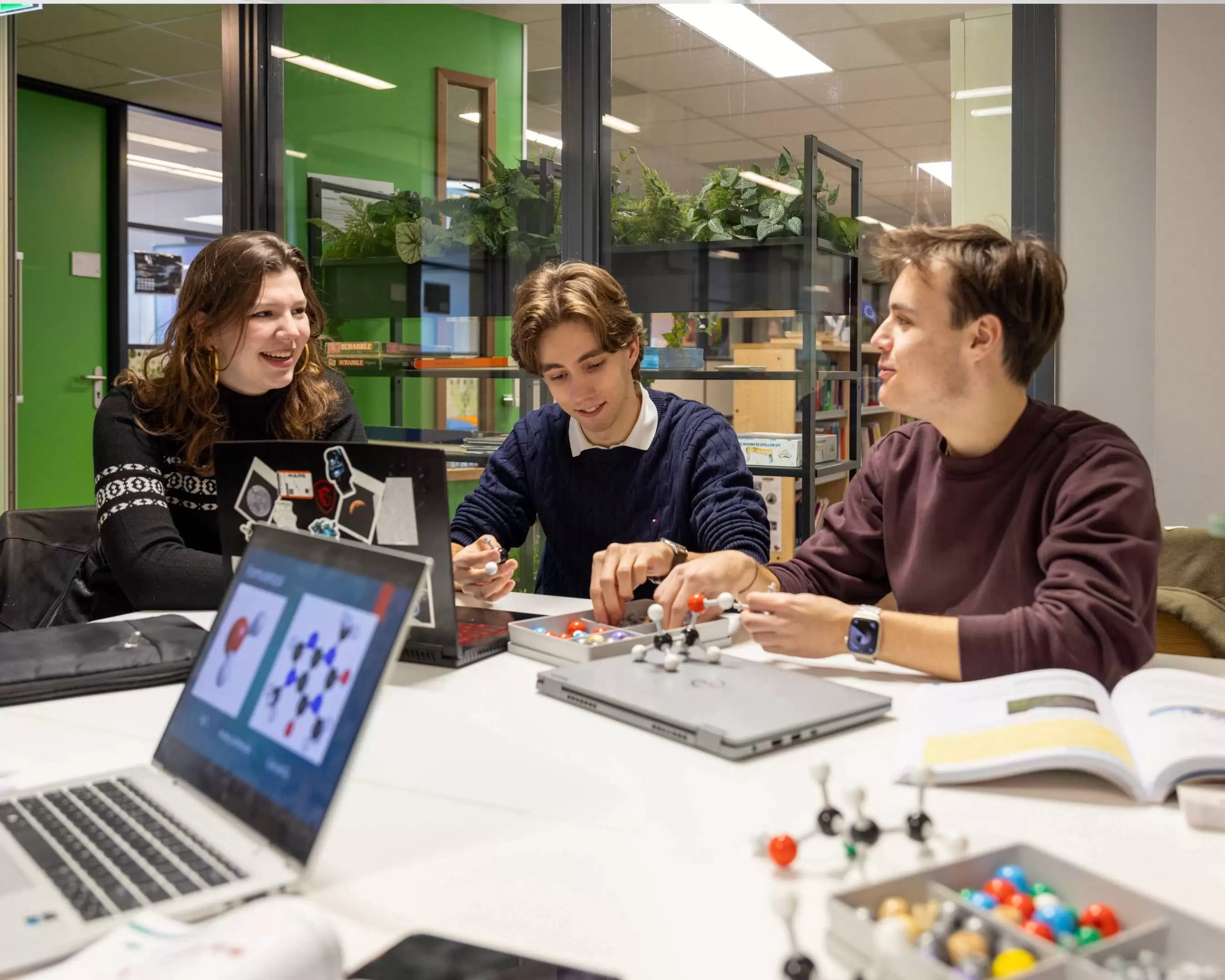 Studenten Leraar Scheikunde in gesprek met elkaar