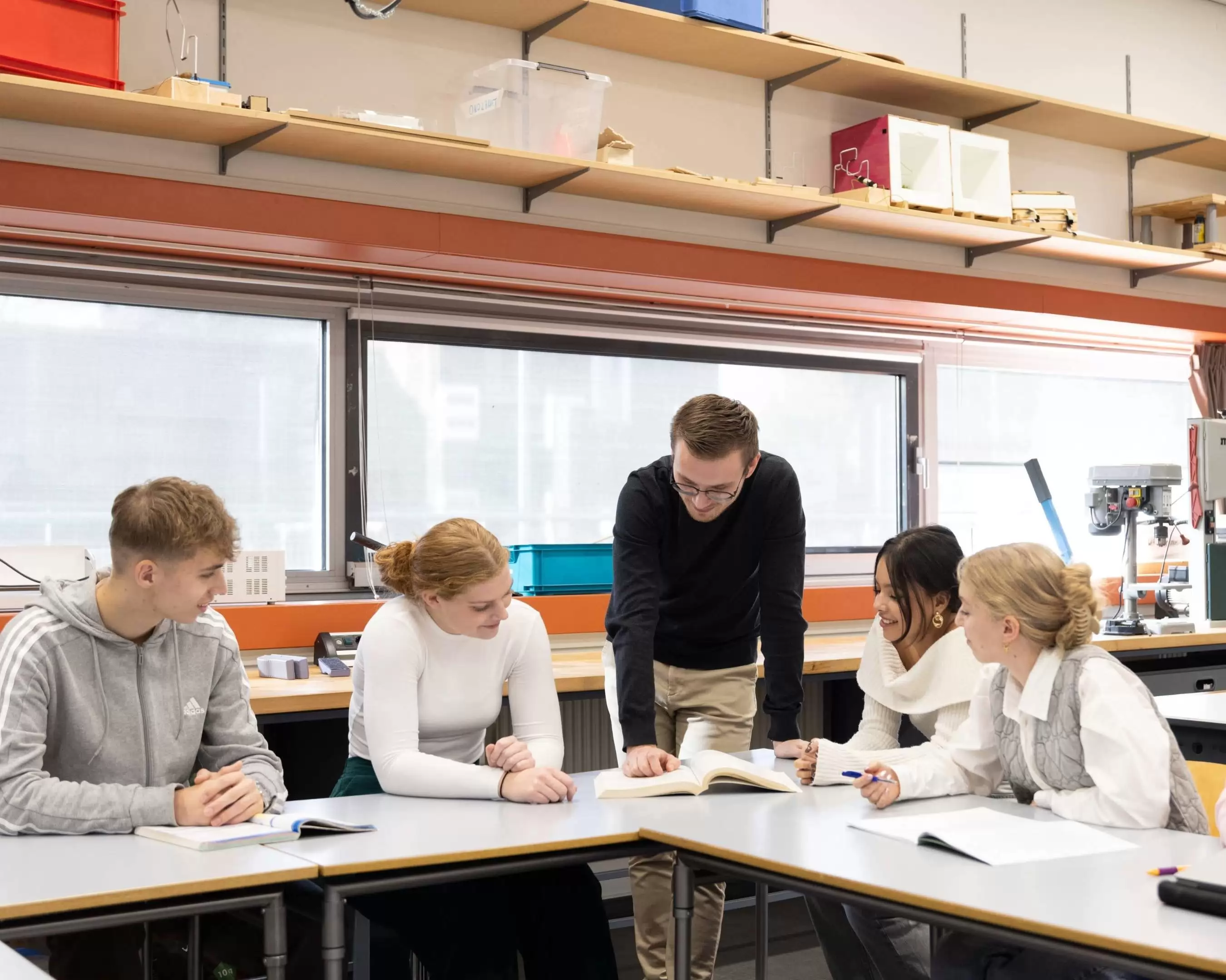 Groep studenten in overleg, van de masteropleiding Leraar Natuurkunde