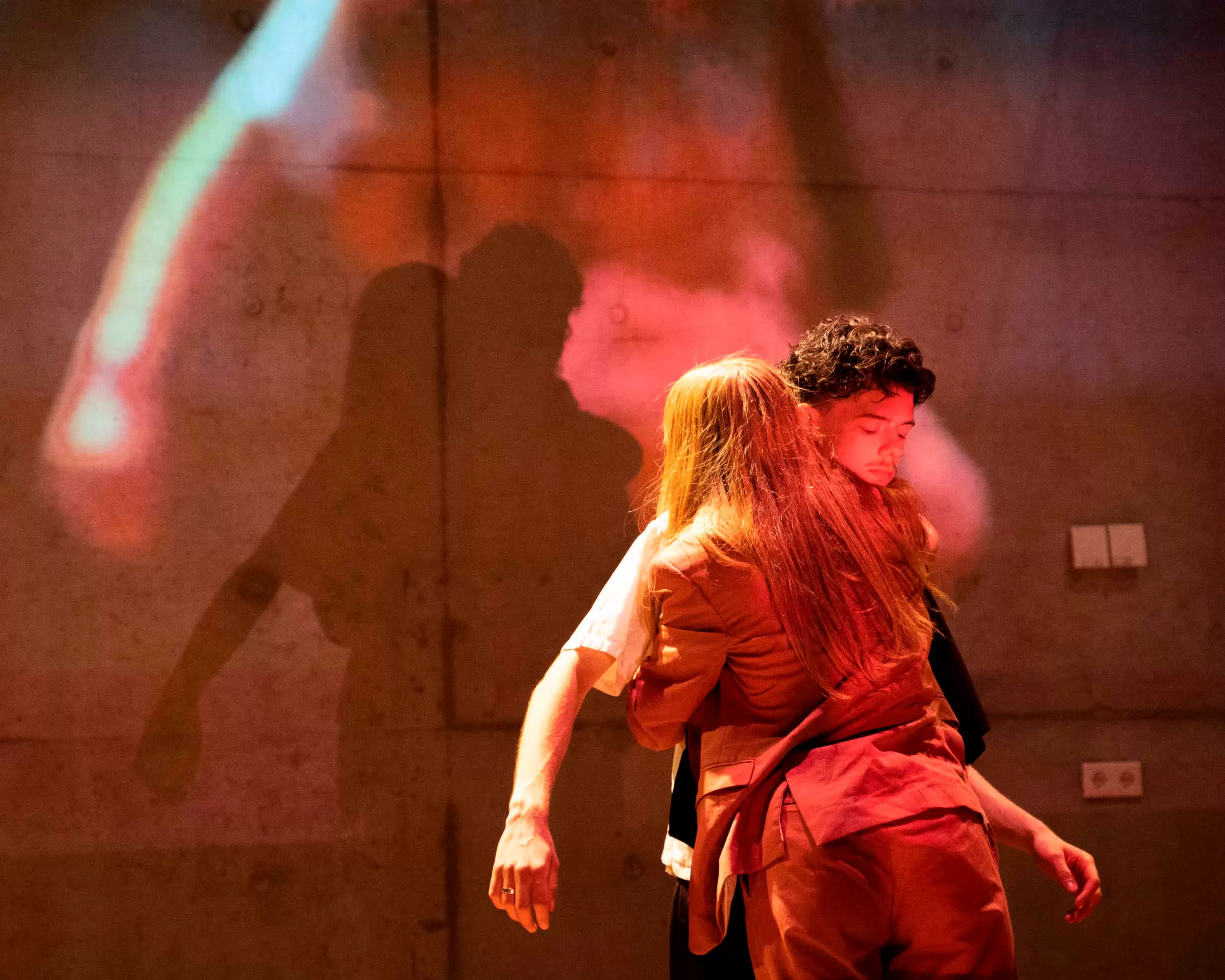 Twee studenten voeren act op in het theater 