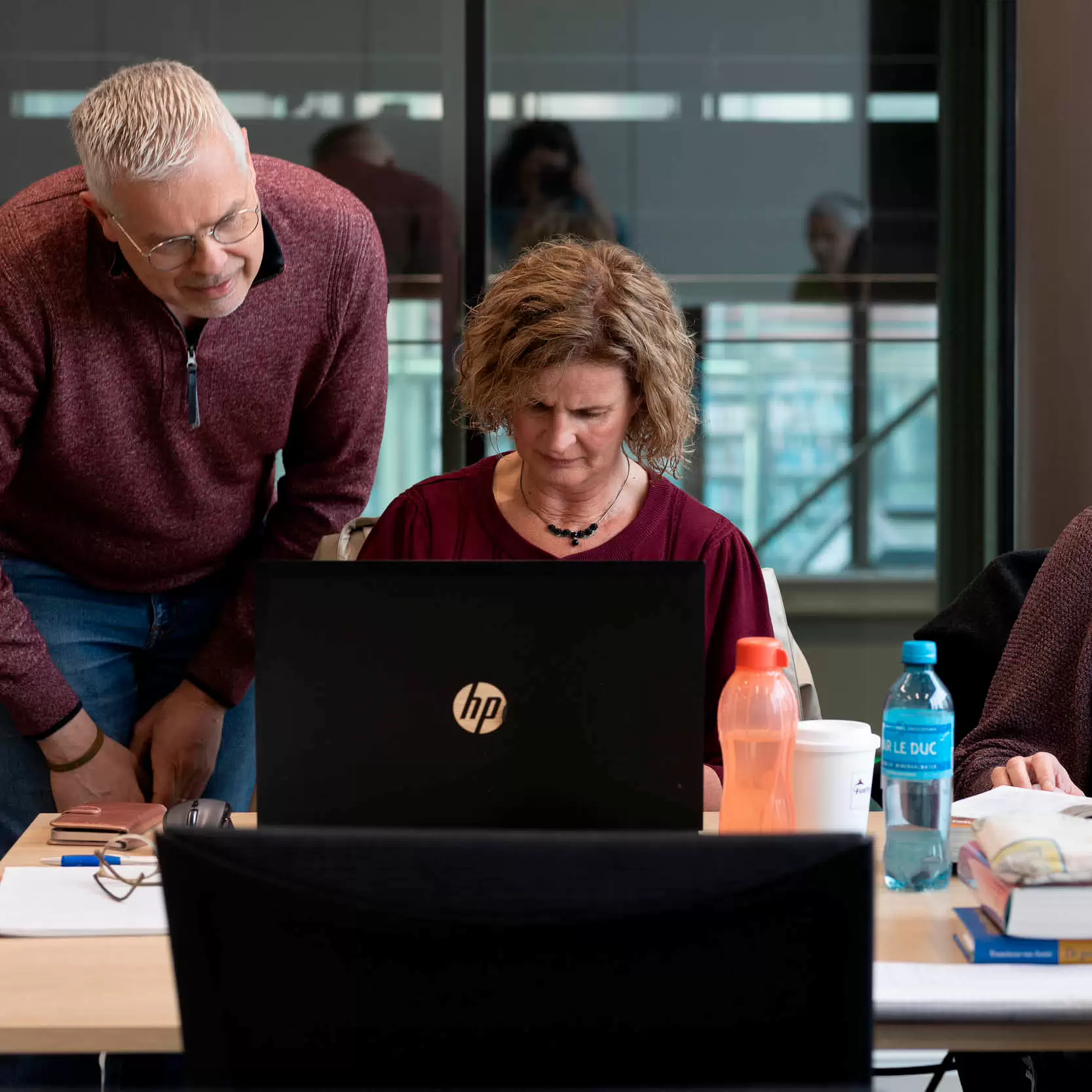 student van deeltijdopleiding Theologie legt wat uit aan een andere student