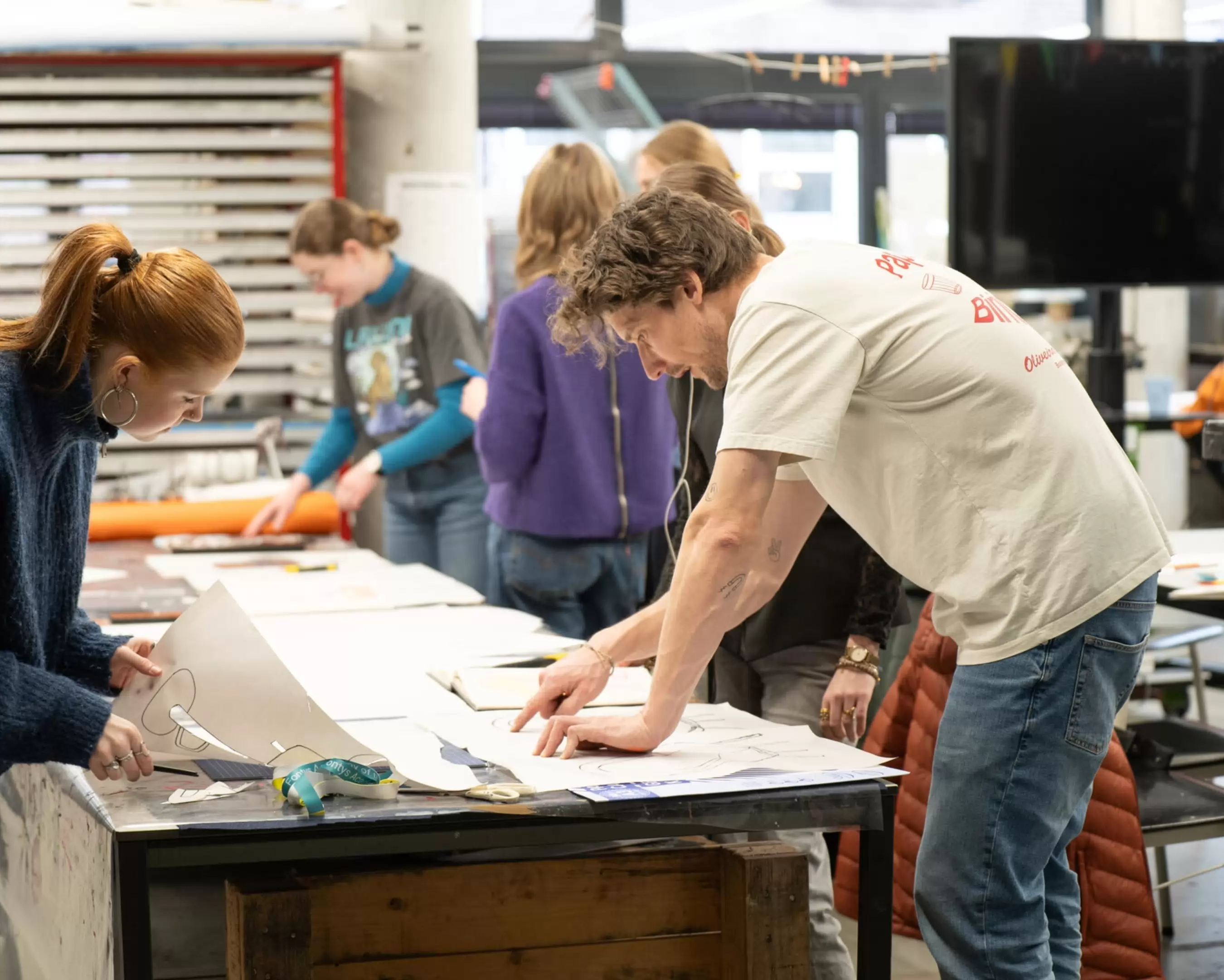 Studenten aan het werk in de werkplaats
