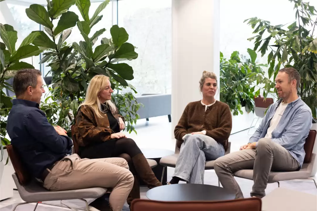 Professionals in overleg met 1 professional aan het woord