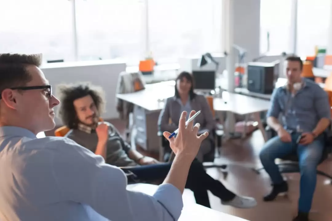 Professionals in overleg met 1 professional aan het woord