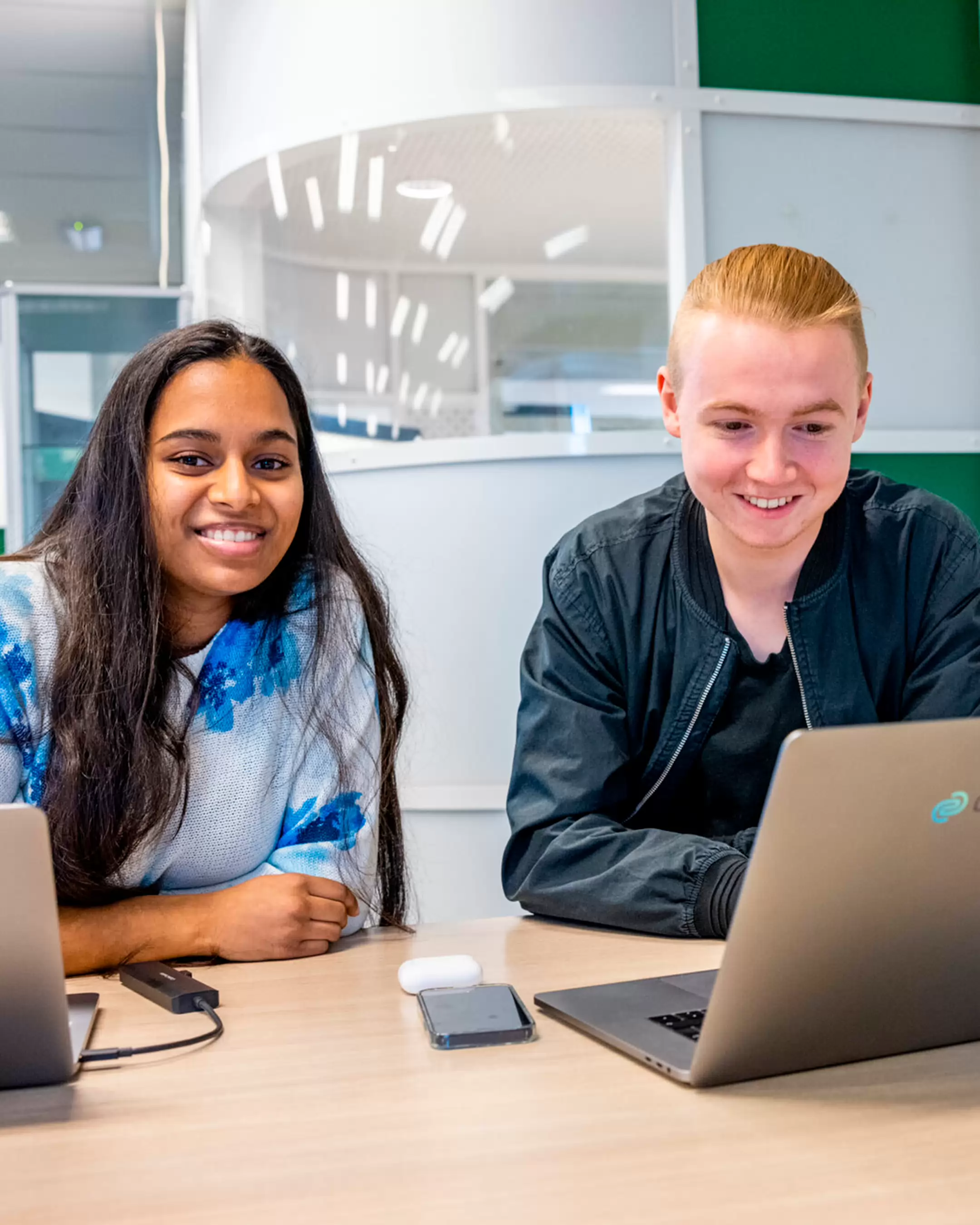 Studenten van Informatica opleiding werken samen