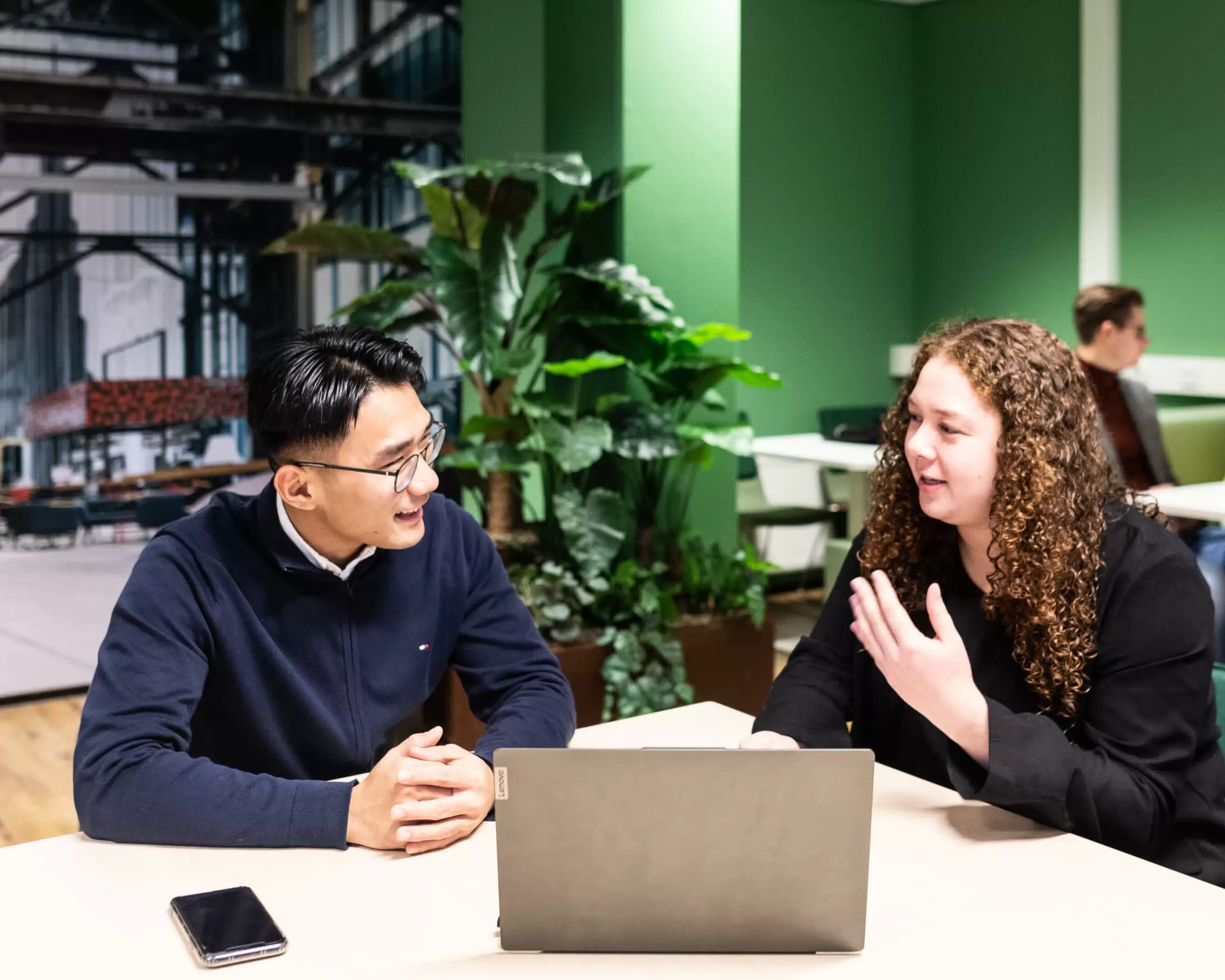 Gesprek tussen studenten opleiding HRM