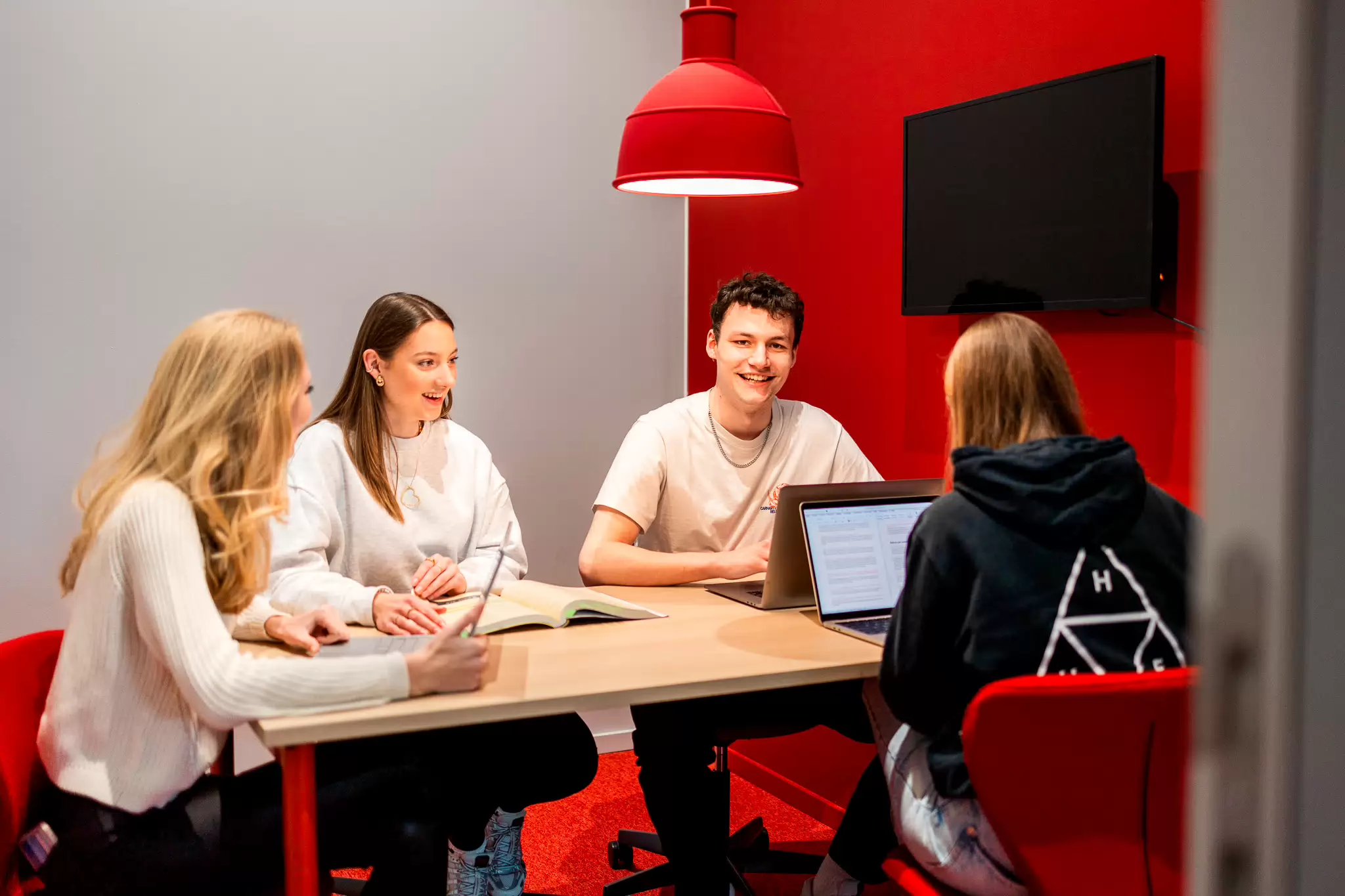 studenten van de associate degree Sociaal Werk zitten samen om te studeren