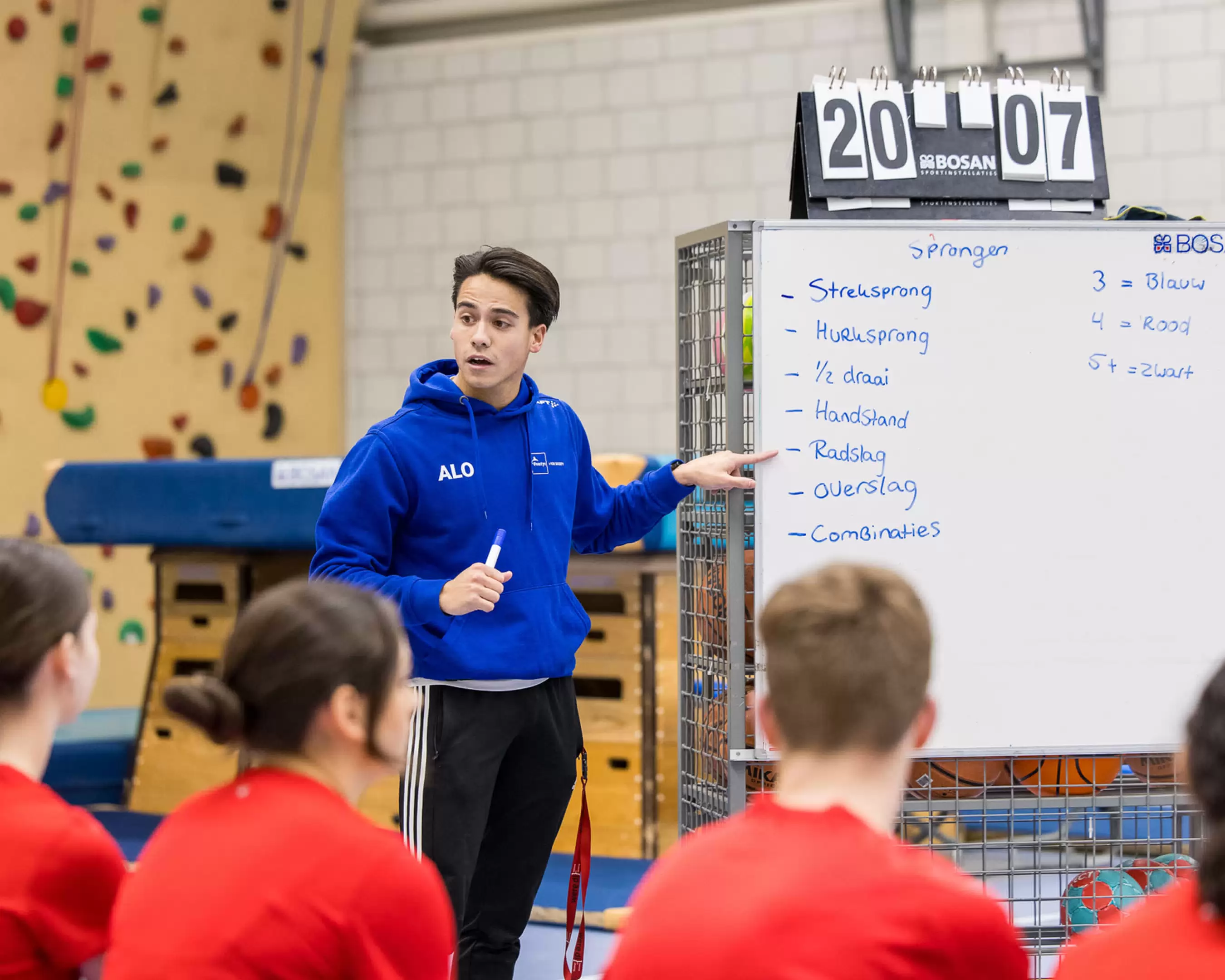 Studenten duale opleiding tot leraar Lichamelijke Opvoeding werken samen
