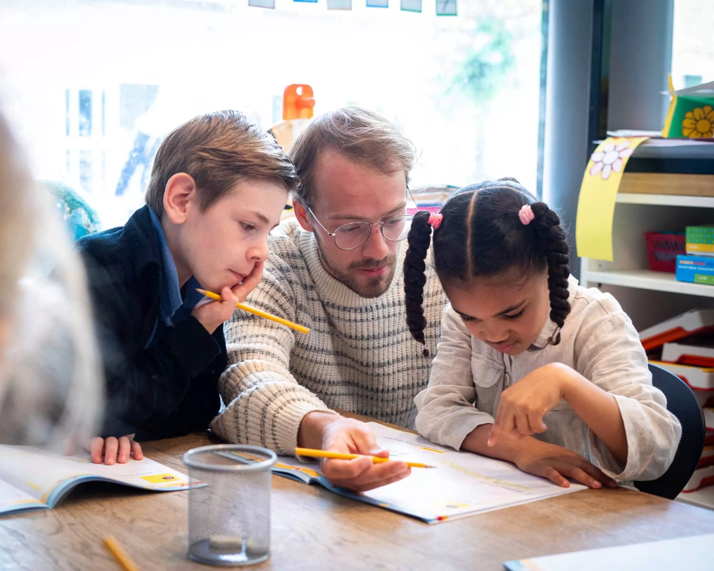 Twee studenten in de klas, groep 1 en 2 | Pabo 