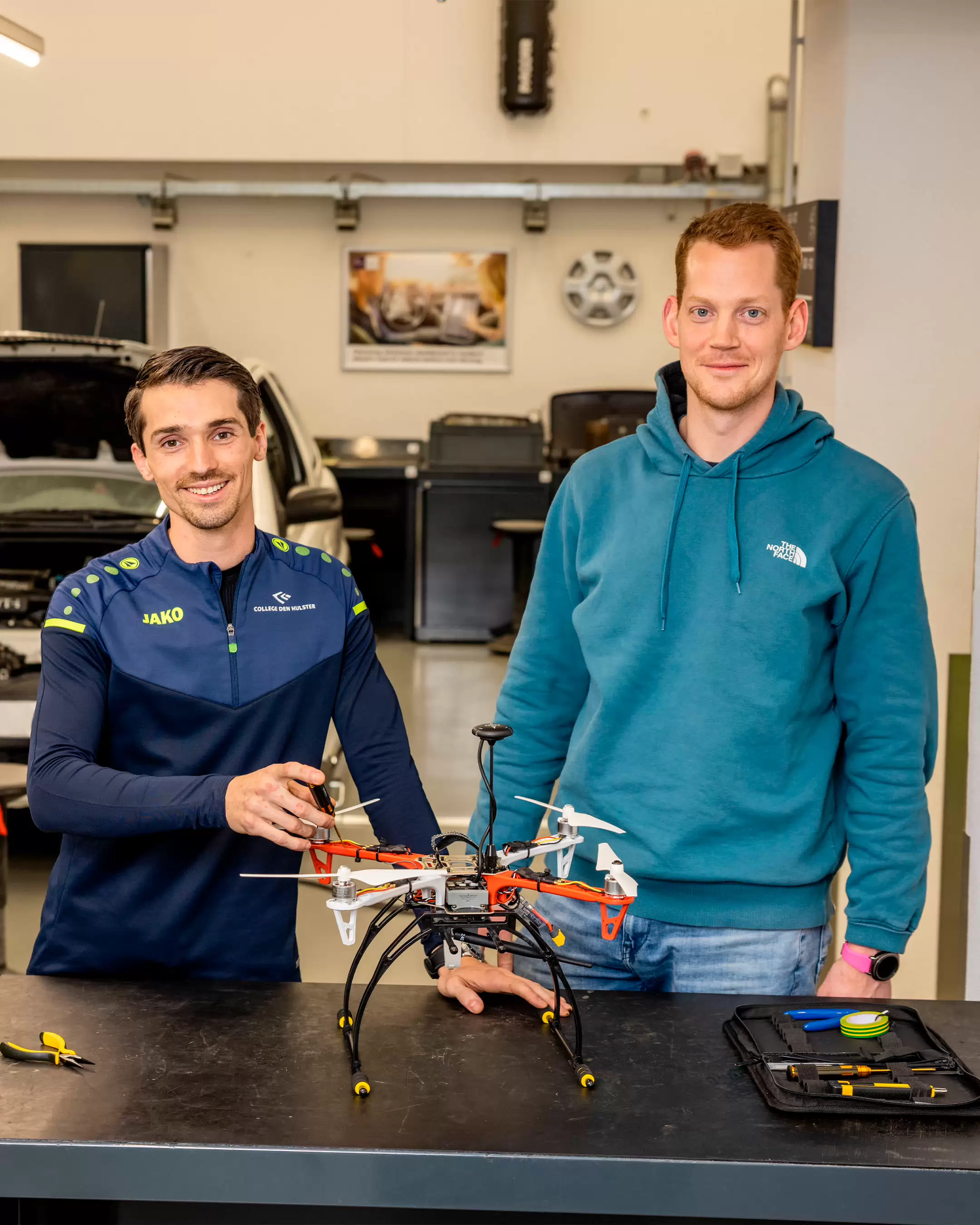 Onderwijsondersteuner Technisch Beroepsonderwijs met leerling in praktijklokaal