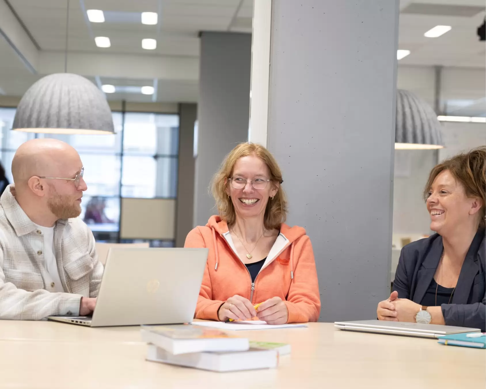 Masterstudenten in overleg