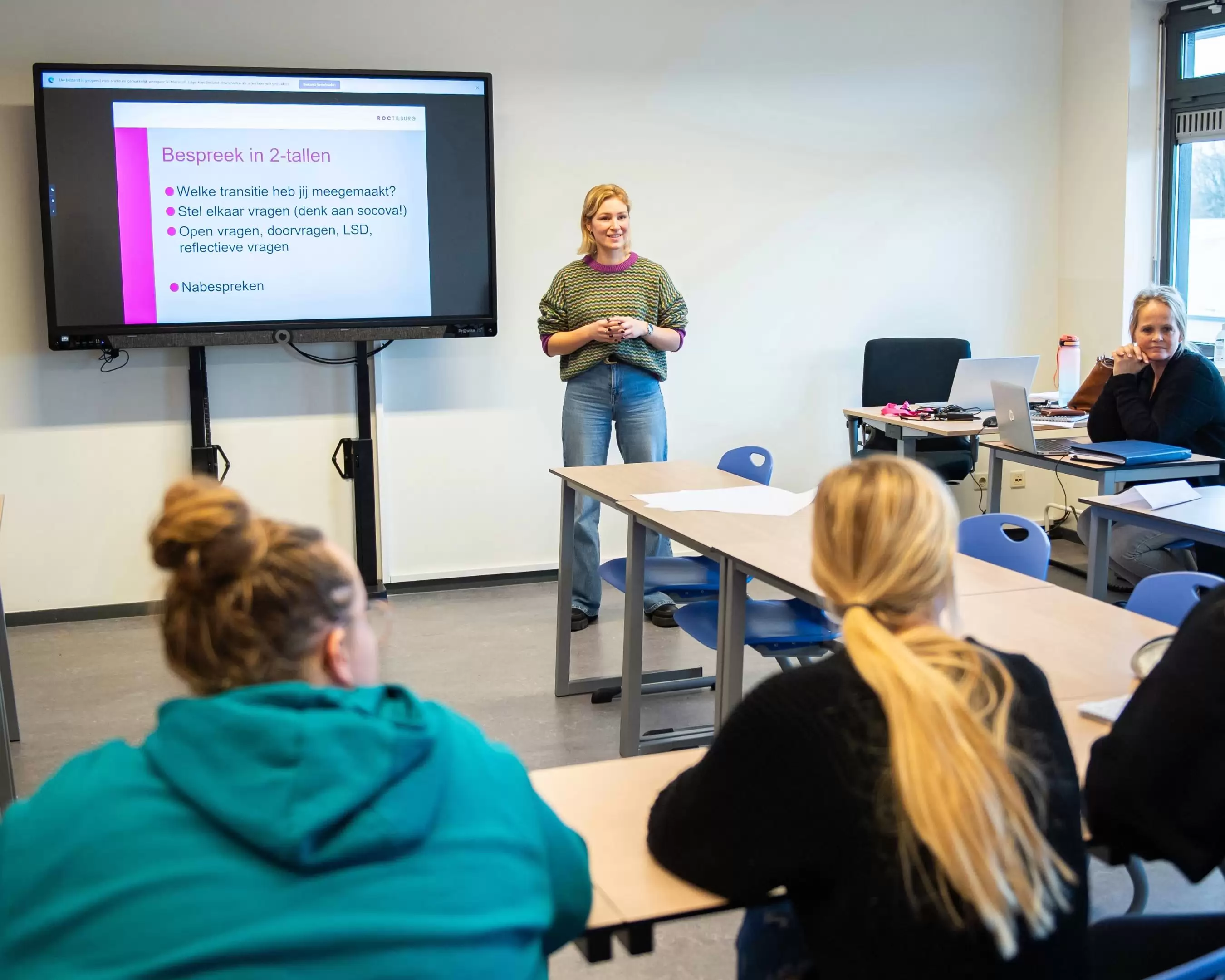 Docent Levensbeschouwing/Godsdienst vertelt enthousiast voor de klas