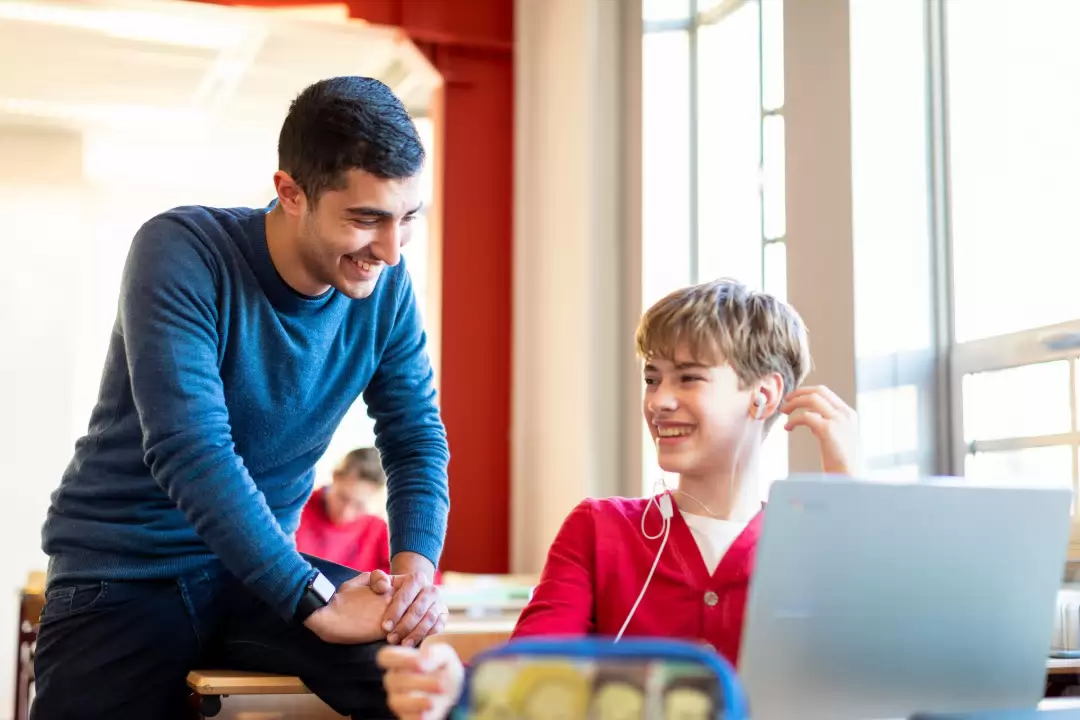 docenten met leerlingen in een klaslokaal