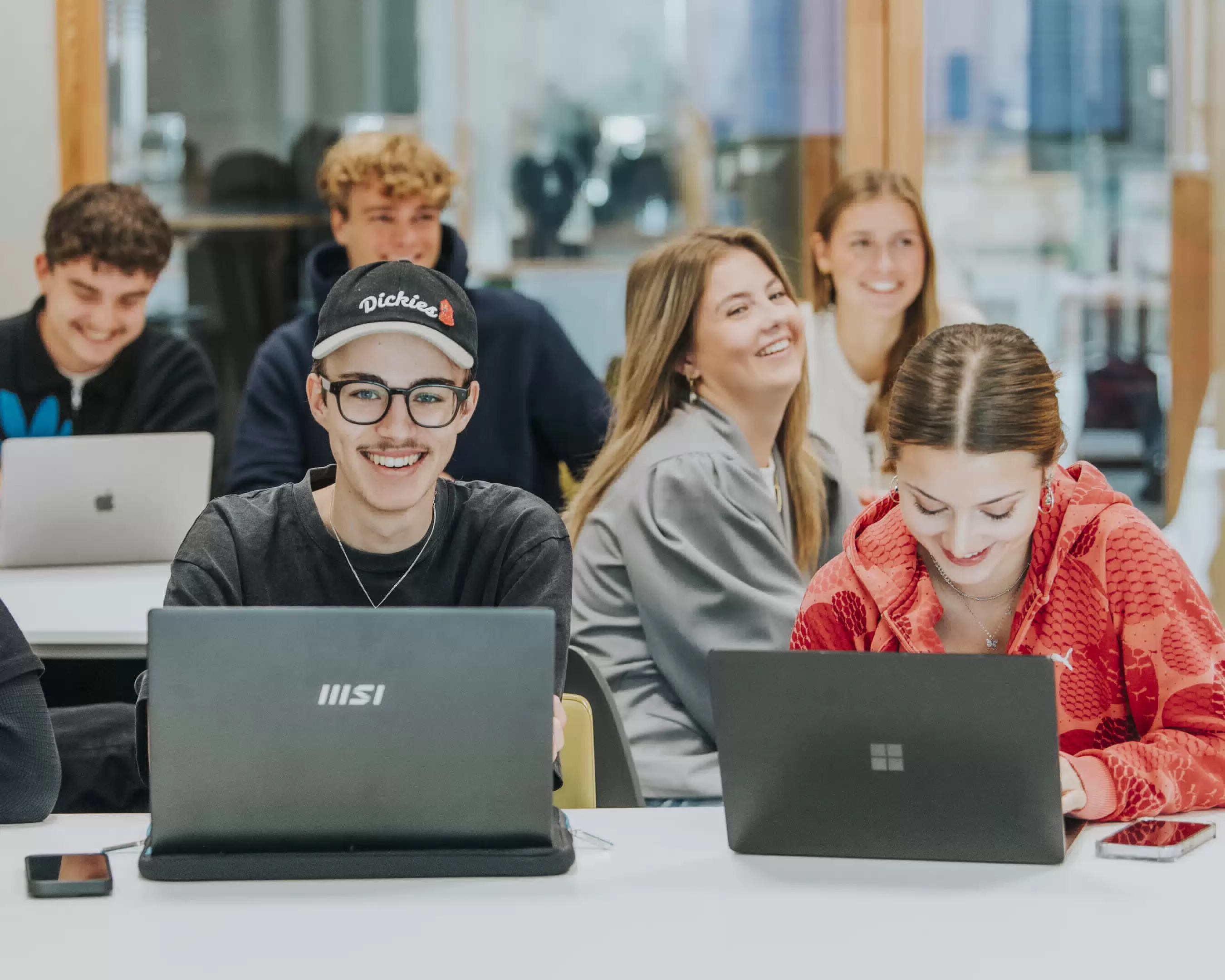 Fontys Commerciële Economie studenten in overleg