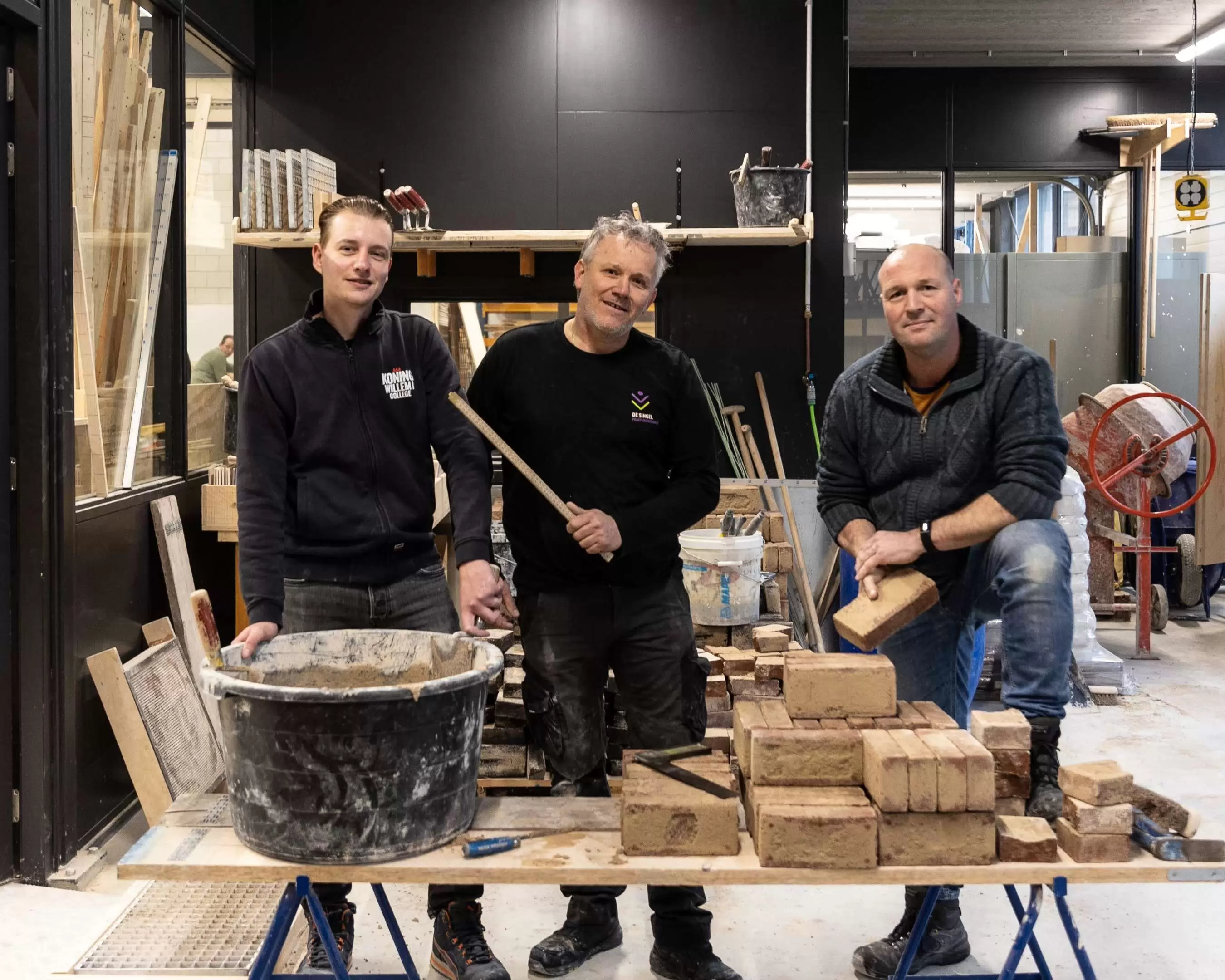 Studenten die metselen