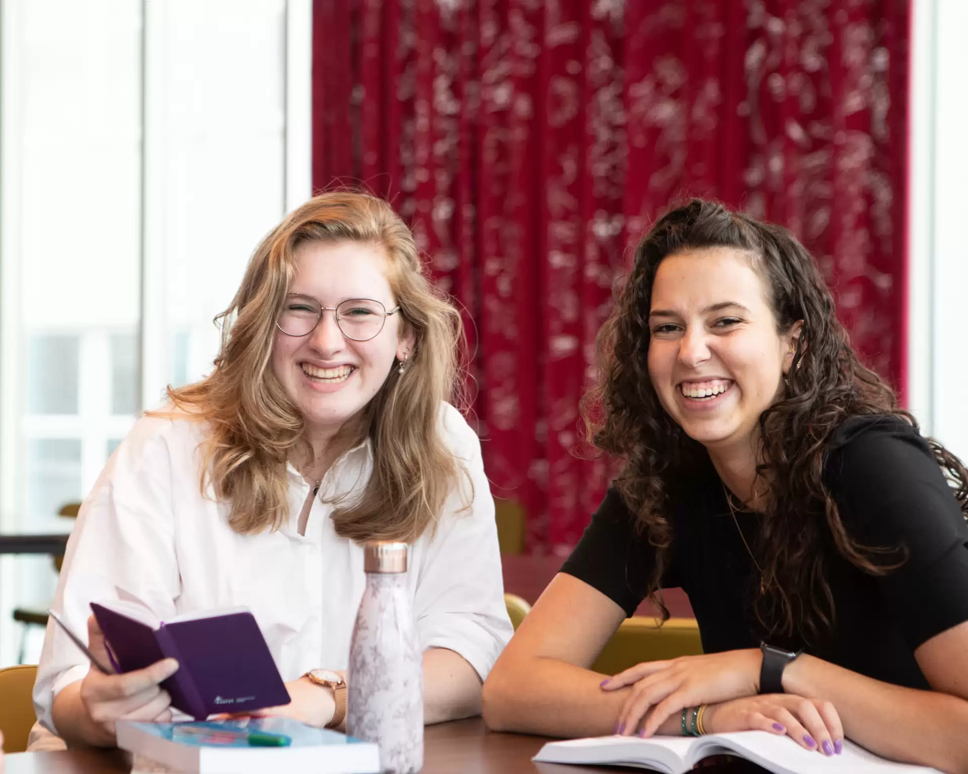 Twee lachende studenten